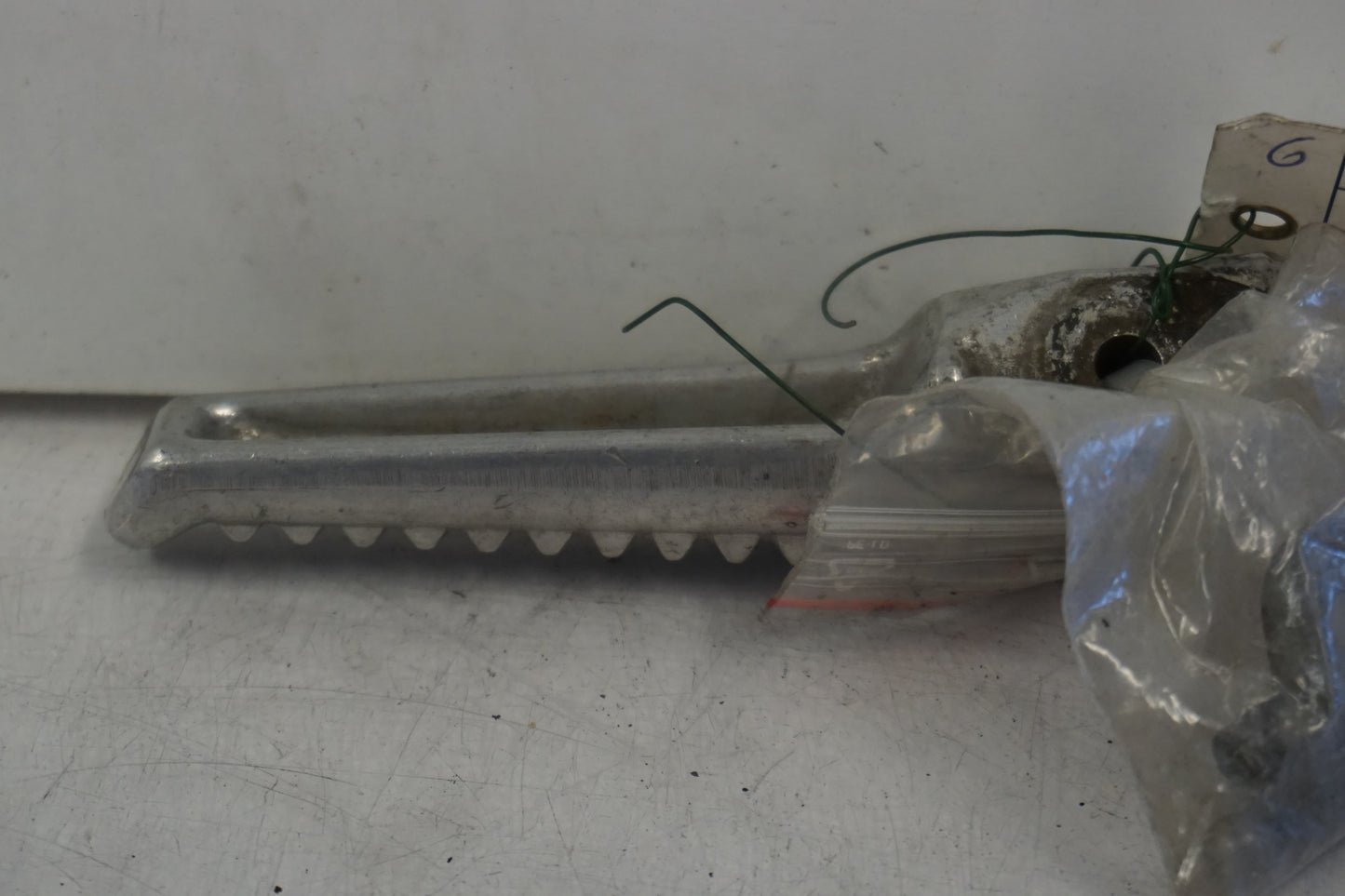 Vänster sida på Fotpinne från en Honda CBR 600 -1994 motorcykel.