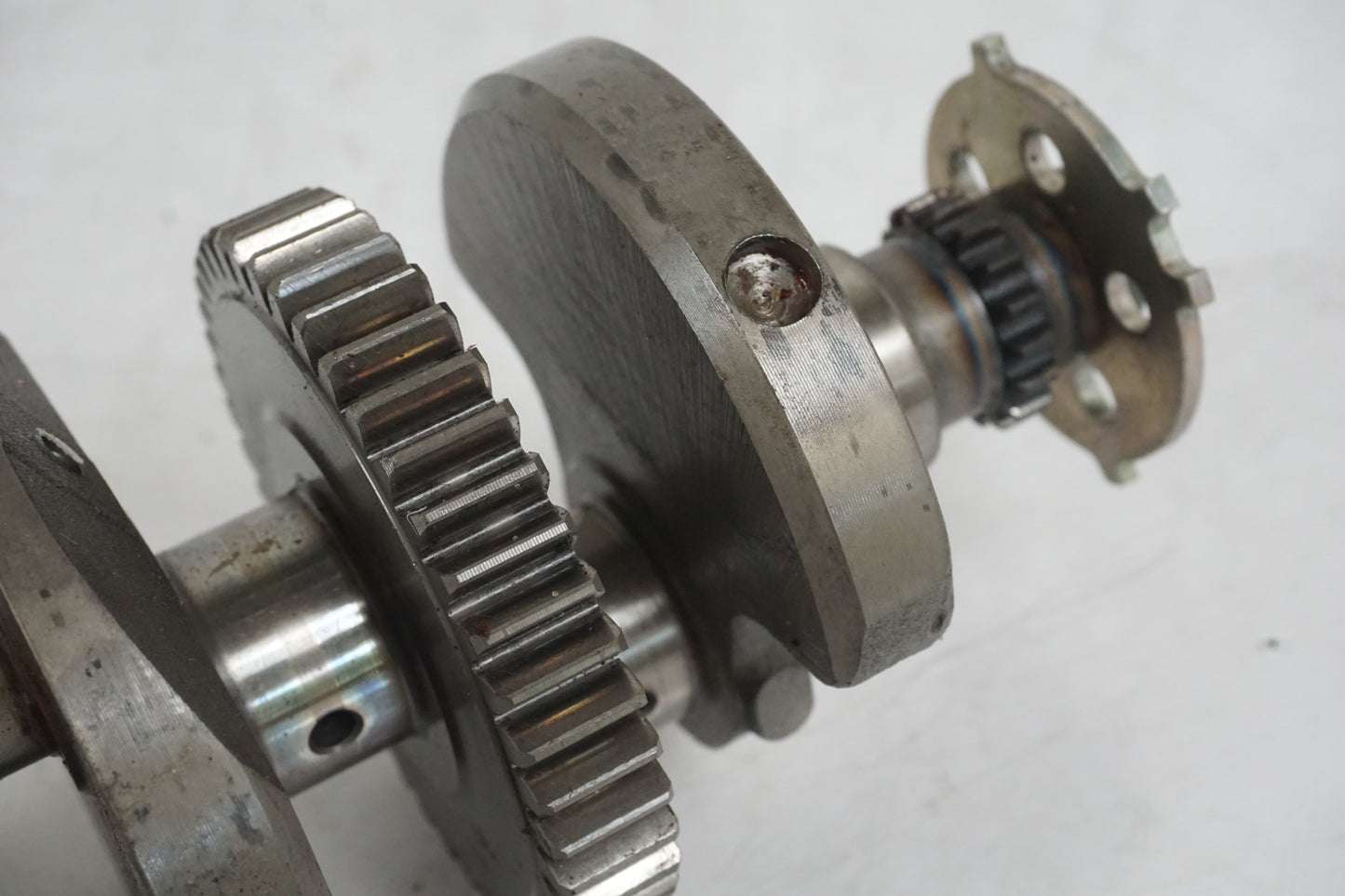 Extrabild2 på Vevaxel från en Yamaha YZF R6 -2000 motorcykel.