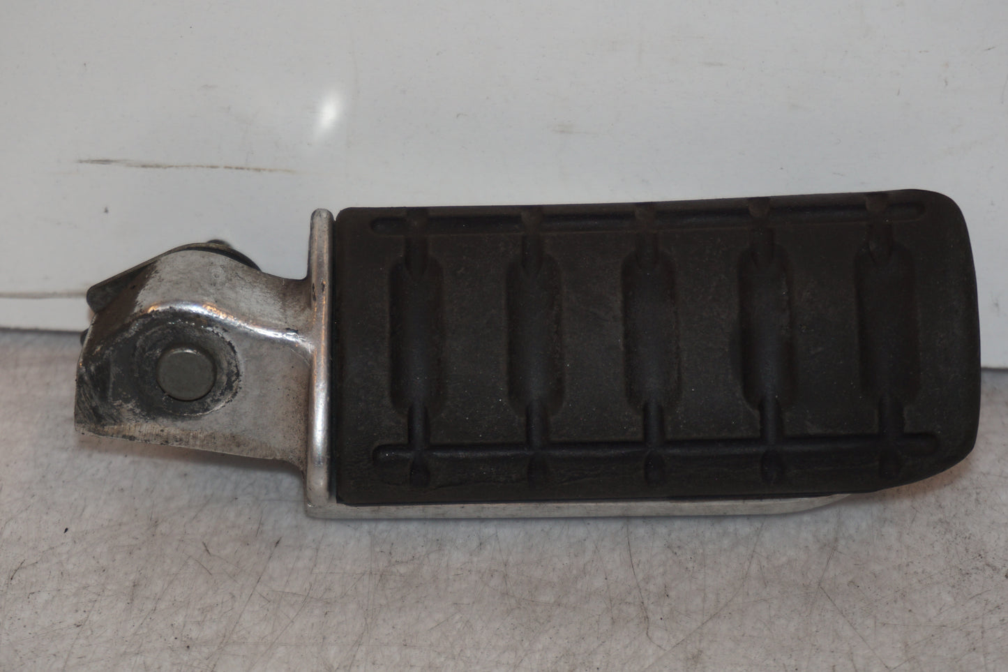 Framsidan på Fotpinne från en Honda XL 1000 V -1999 motorcykel.