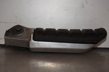 Baksidan på Fotpinne från en Honda XL 1000 V -1999 motorcykel.