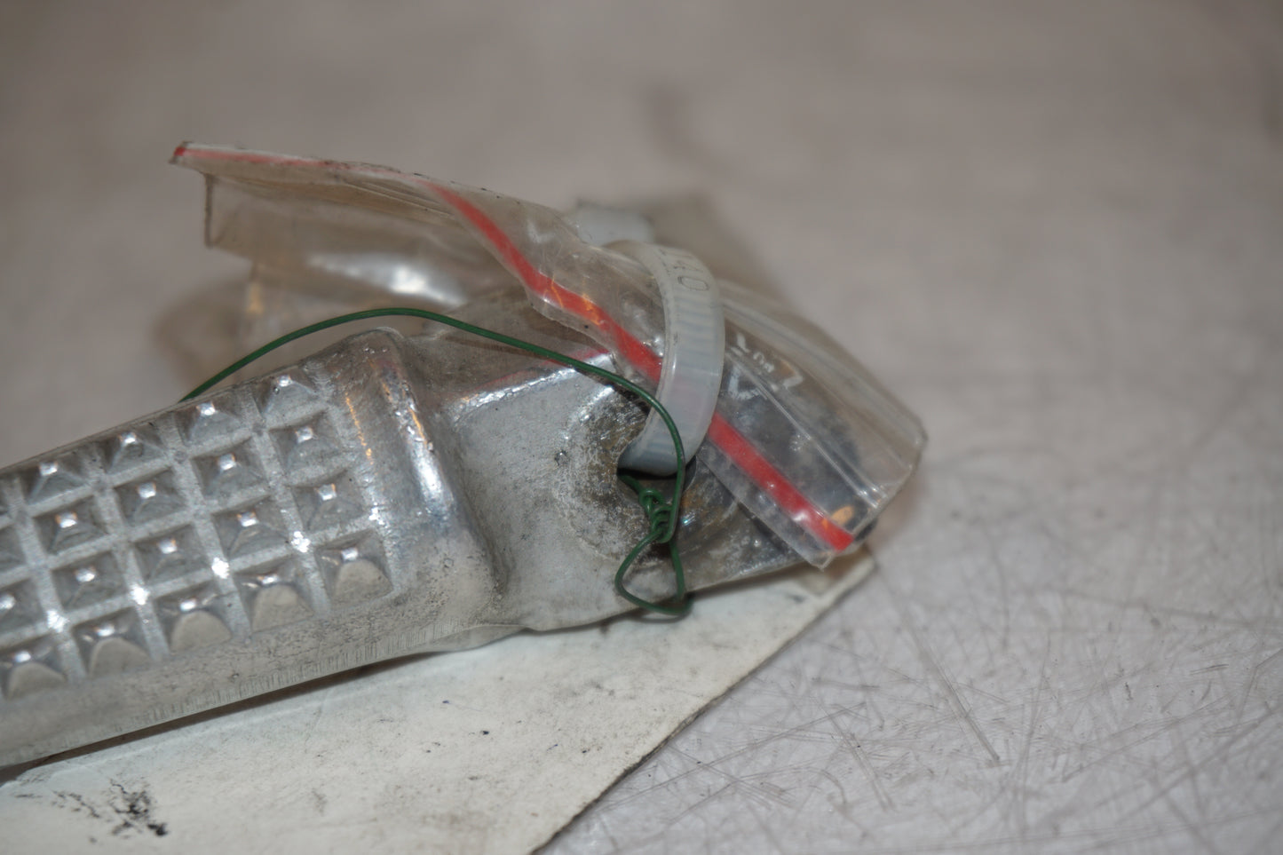 Snett nerifrån på Fotpinne från en Honda CBR 600 -1994 motorcykel.