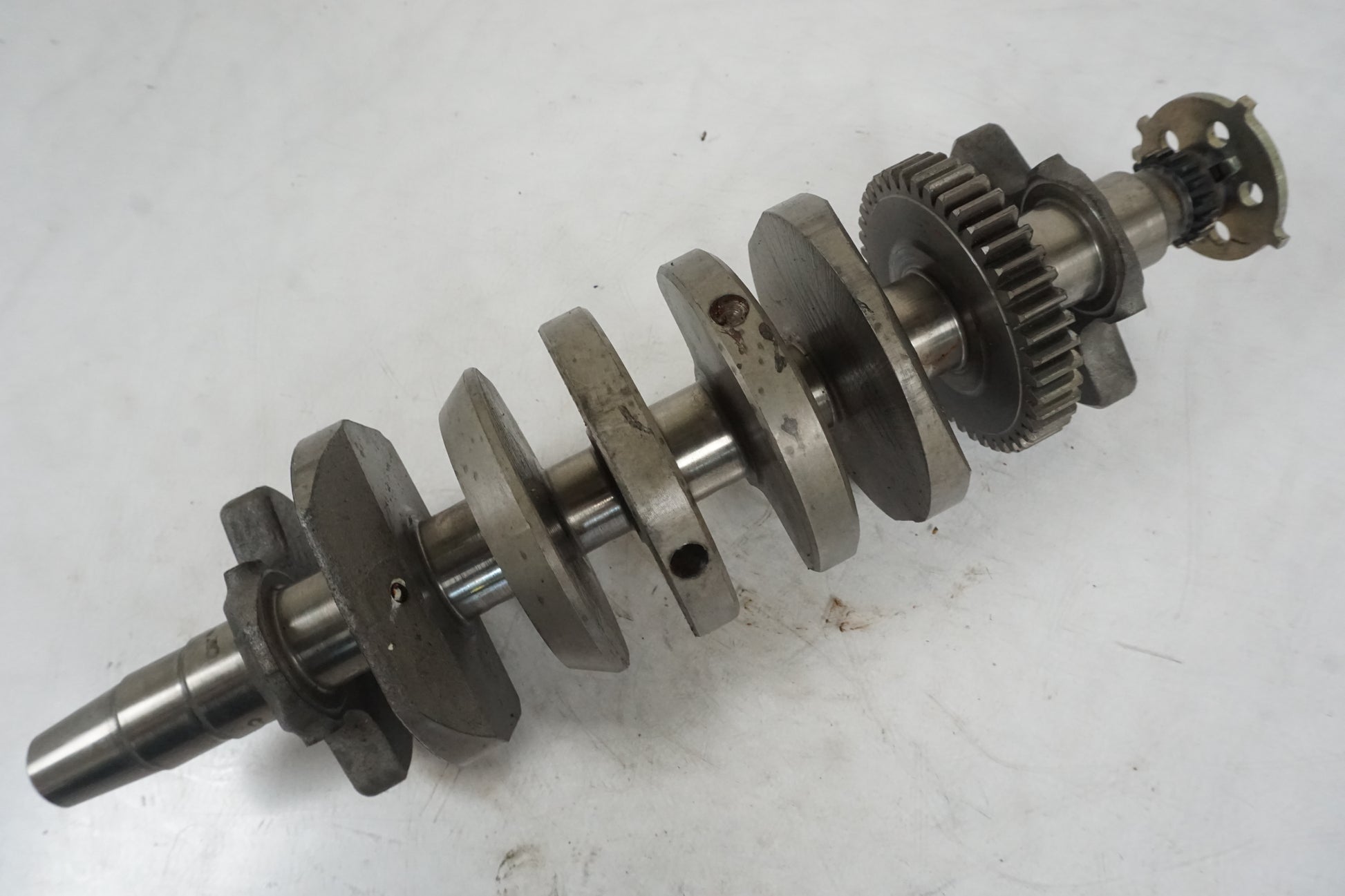 Extrabild5 på Vevaxel från en Yamaha YZF R6 -2000 motorcykel.