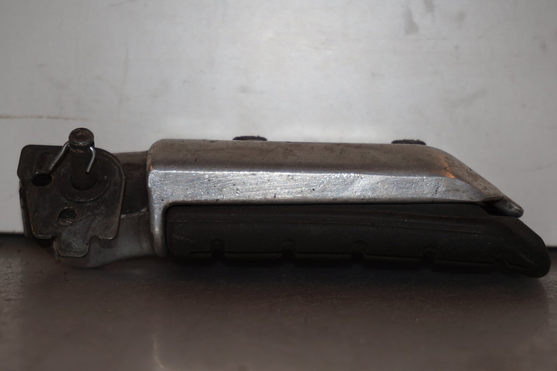 Vänster sida på Fotpinne från en Honda XL 1000 V -1999 motorcykel.