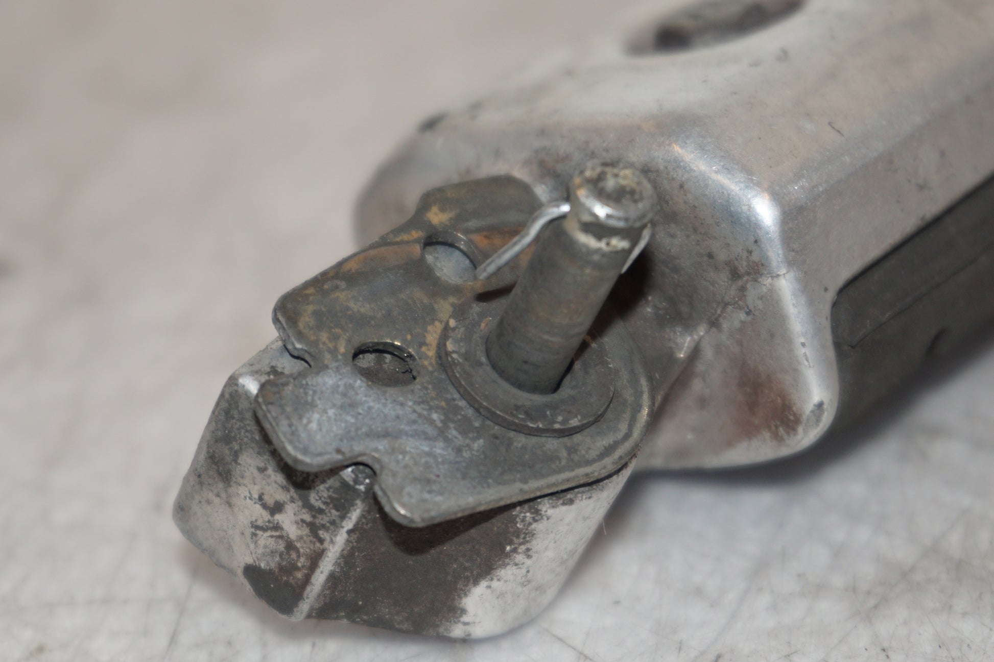 Snett nerifrån på Fotpinne från en Honda XL 1000 V -1999 motorcykel.