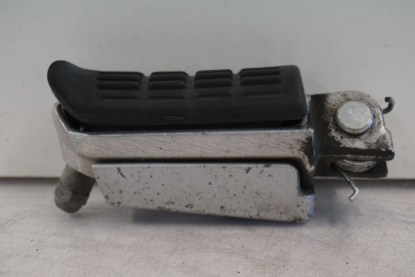 Baksidan på Fotpinne från en Honda CBF 1000 -2007 motorcykel.