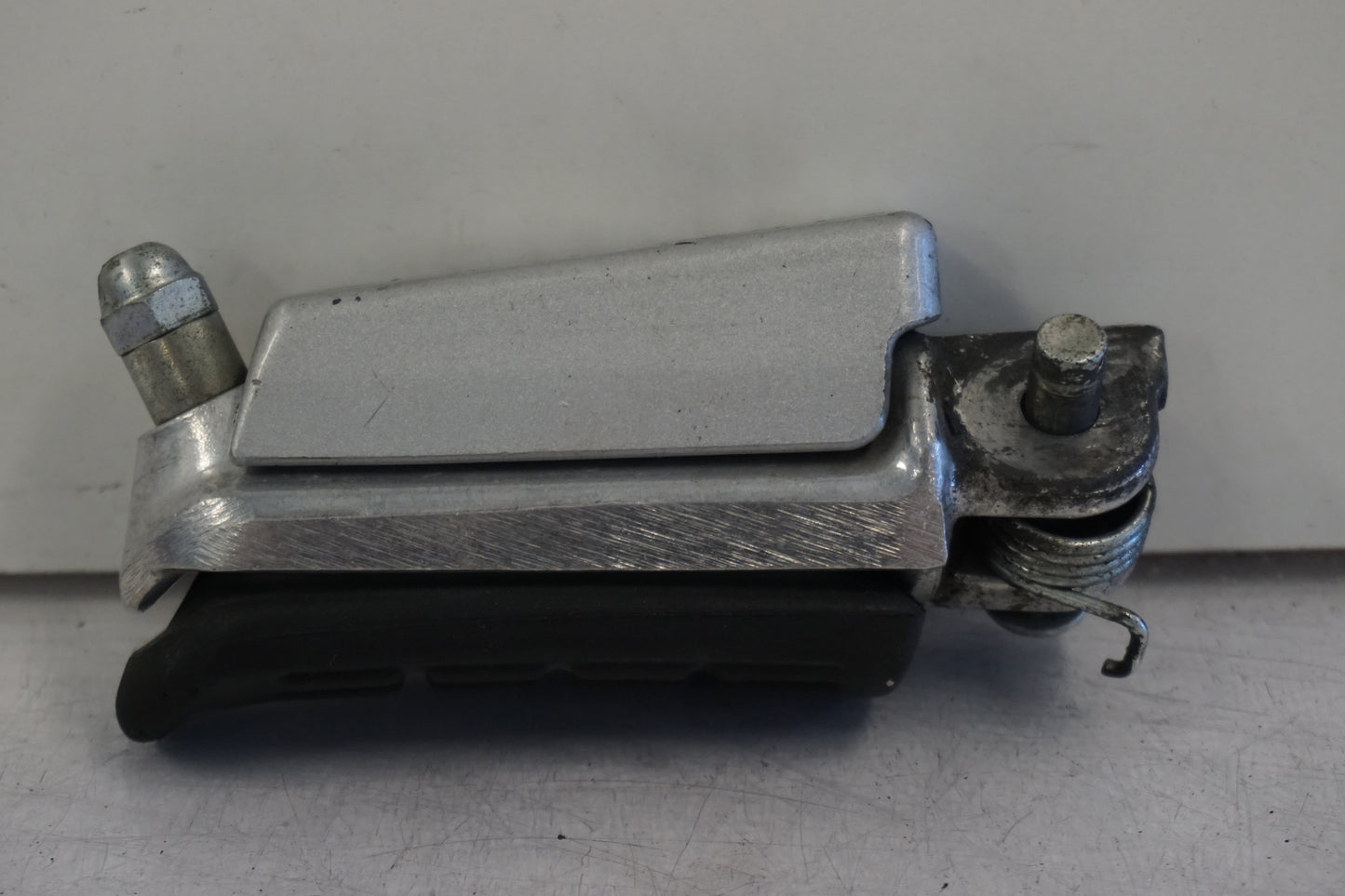 Vänster sida på Fotpinne från en Honda CBF 1000 -2007 motorcykel.