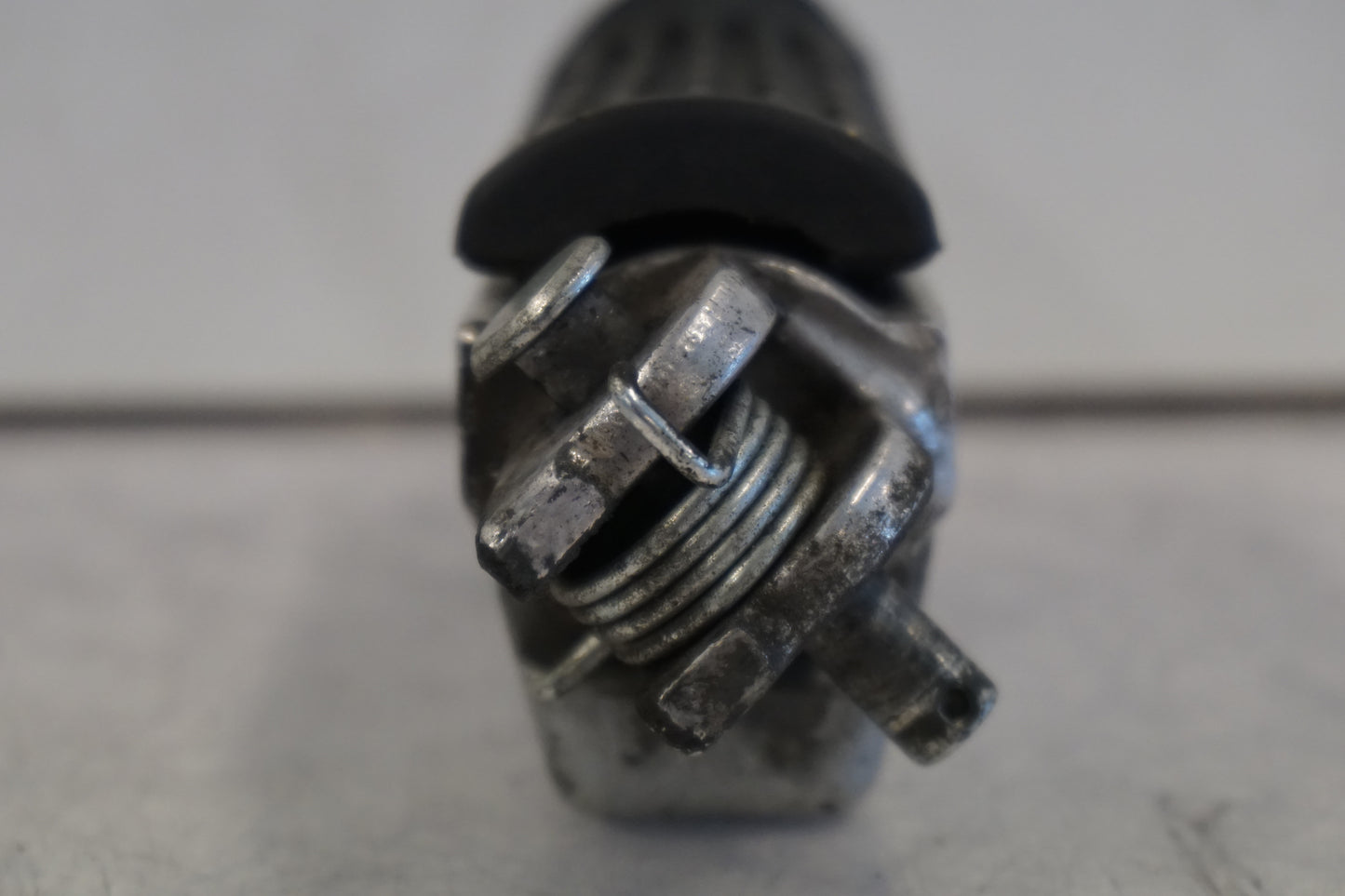 Snett nerifrån på Fotpinne från en Honda CBF 1000 -2007 motorcykel.