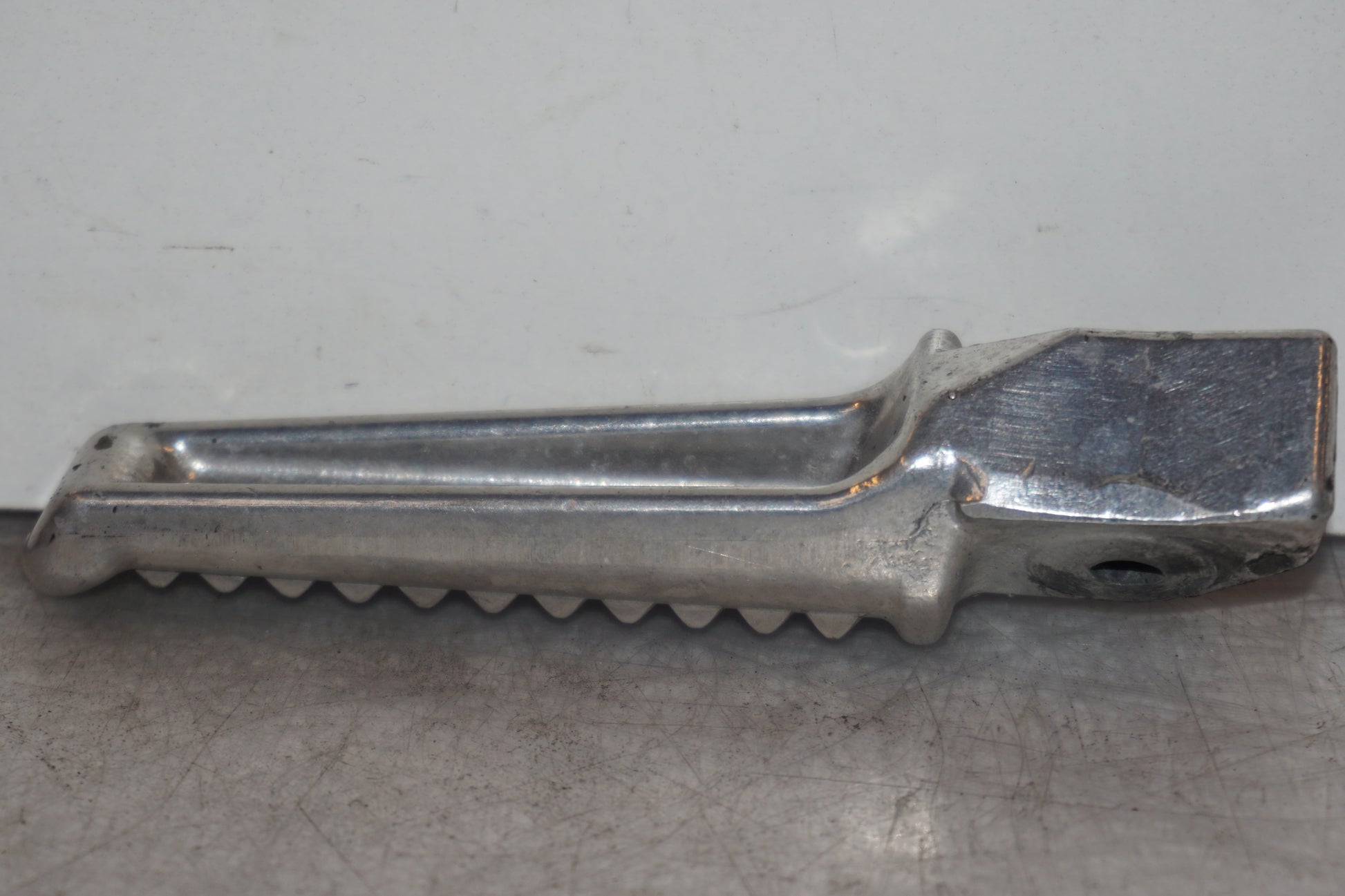 Vänster sida på Fotpinne från en Honda CBR 1100 XX -2000 motorcykel.