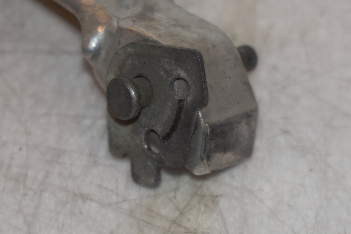 Snett nerifrån på Fotpinne från en Honda VTR 1000 F -1997 motorcykel.