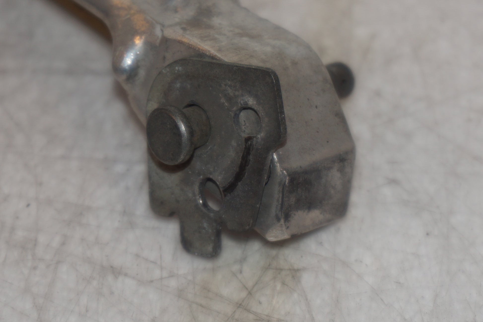 Snett nerifrån på Fotpinne från en Honda VTR 1000 F -1997 motorcykel.