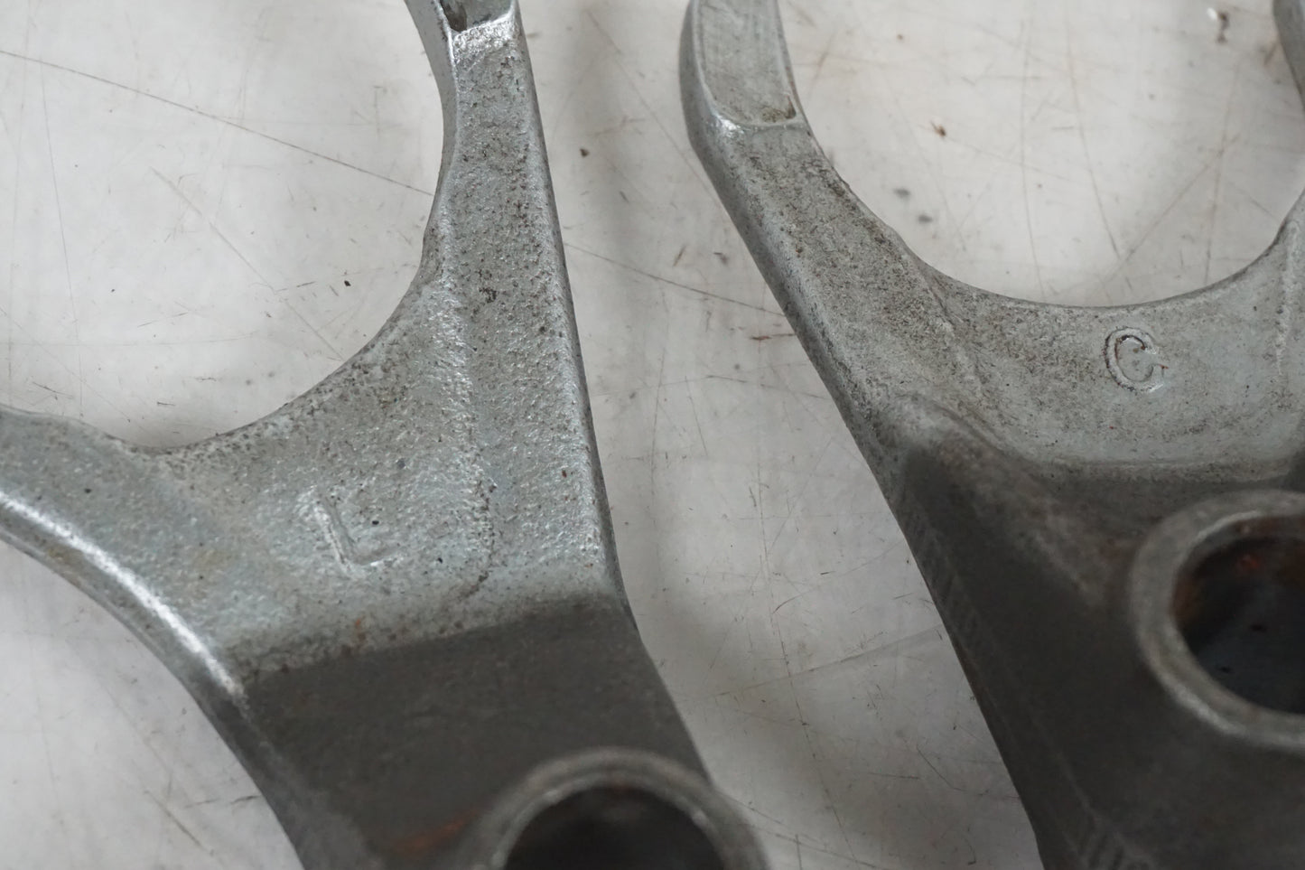 Baksidan på Växelgaffel från en Yamaha YZF R6 -2000 motorcykel.