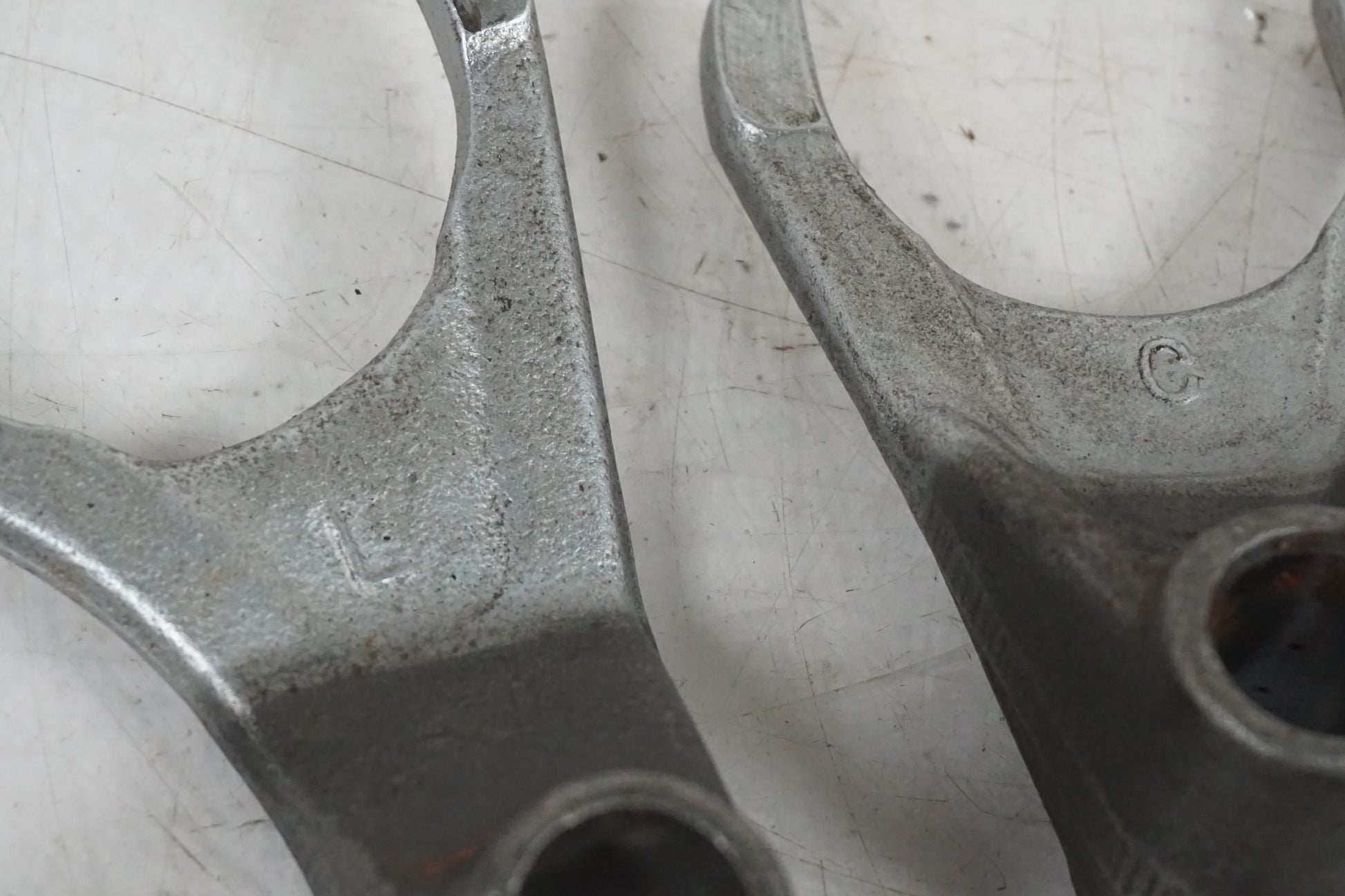 Baksidan på Växelgaffel från en Yamaha YZF R6 -2000 motorcykel.