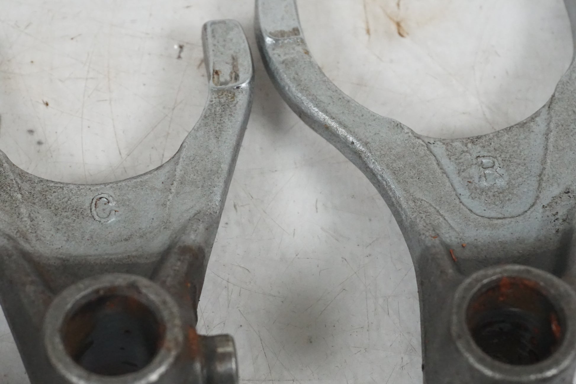 Höger sida på Växelgaffel från en Yamaha YZF R6 -2000 motorcykel.