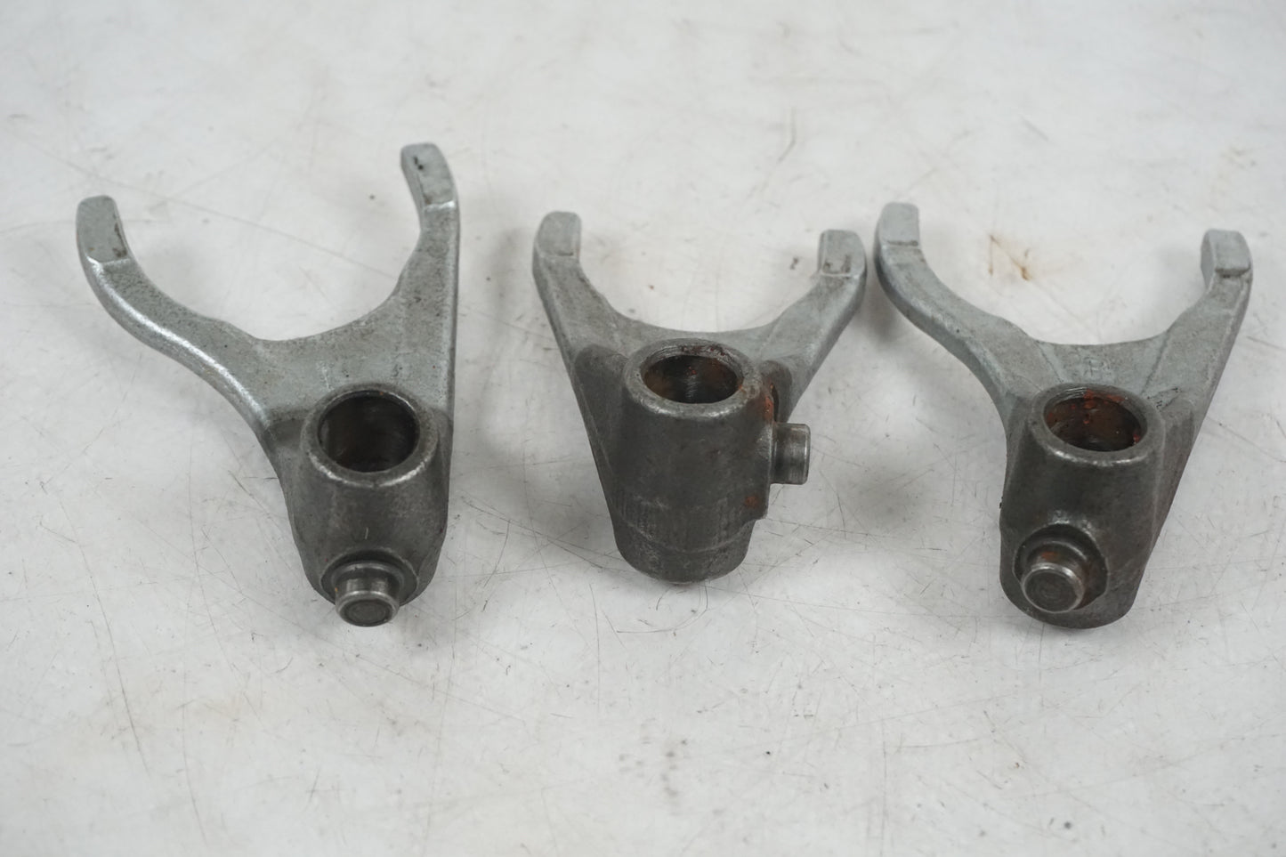 Vänster sida på Växelgaffel från en Yamaha YZF R6 -2000 motorcykel.