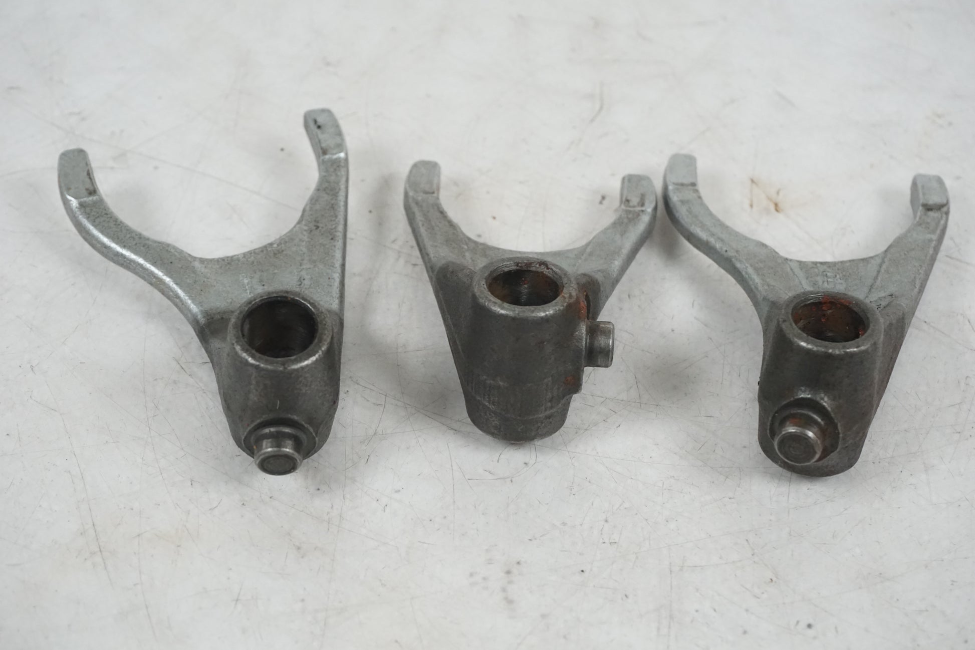 Vänster sida på Växelgaffel från en Yamaha YZF R6 -2000 motorcykel.