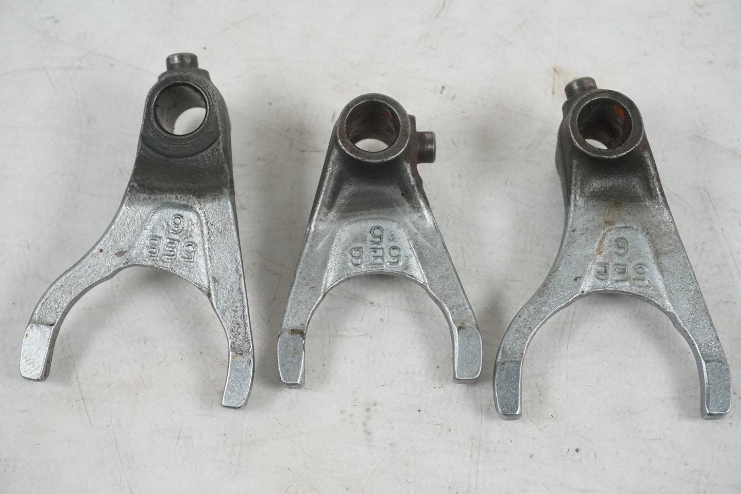 Snett uppifrån på Växelgaffel från en Yamaha YZF R6 -2000 motorcykel.