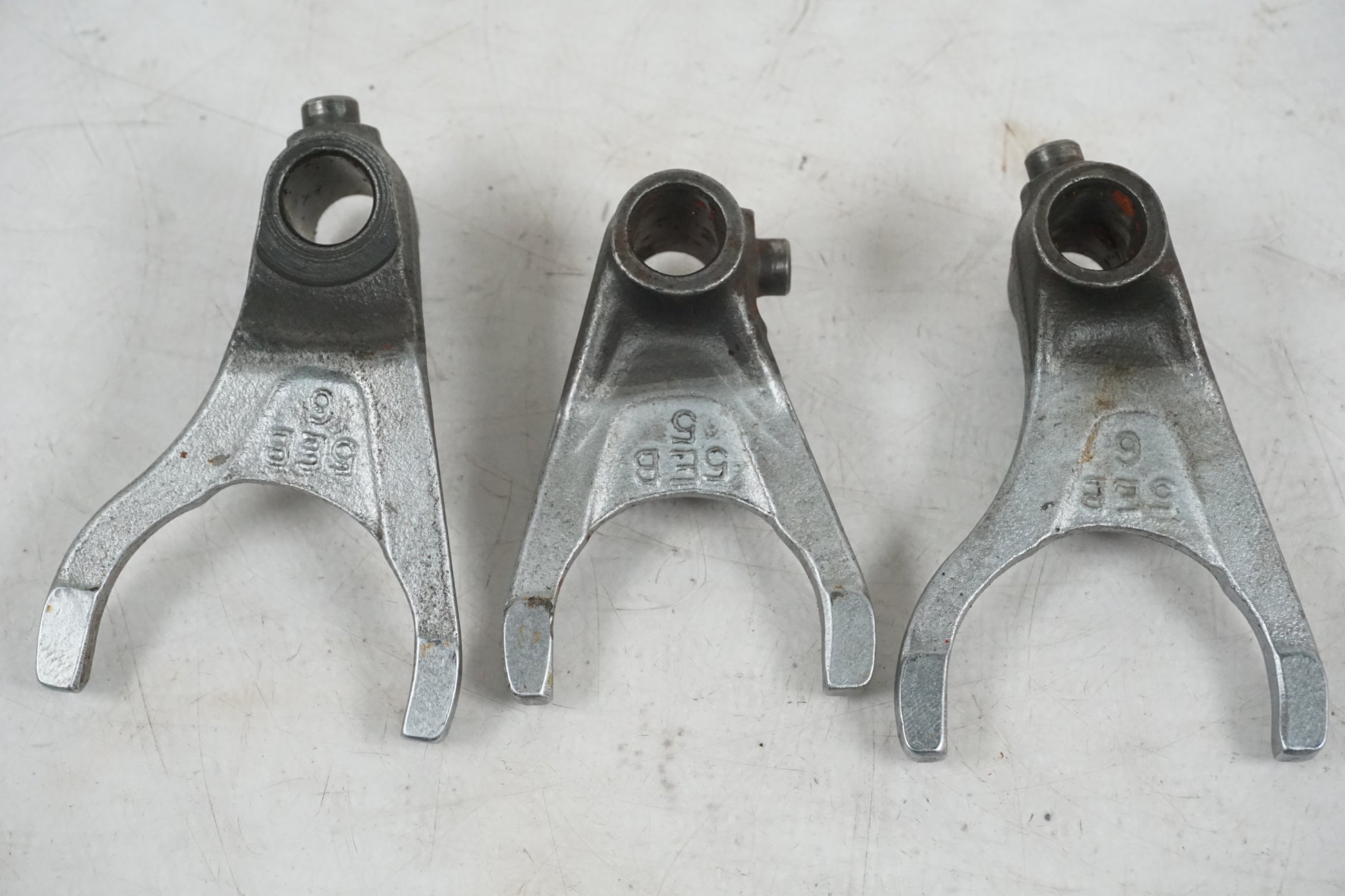 Snett uppifrån på Växelgaffel från en Yamaha YZF R6 -2000 motorcykel.