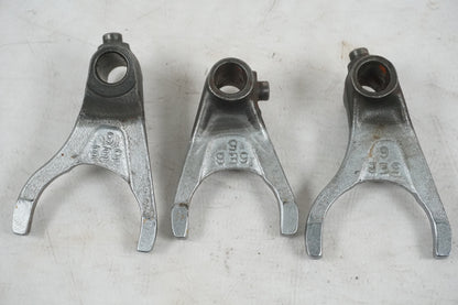 Snett uppifrån på Växelgaffel från en Yamaha YZF R6 -2000 motorcykel.