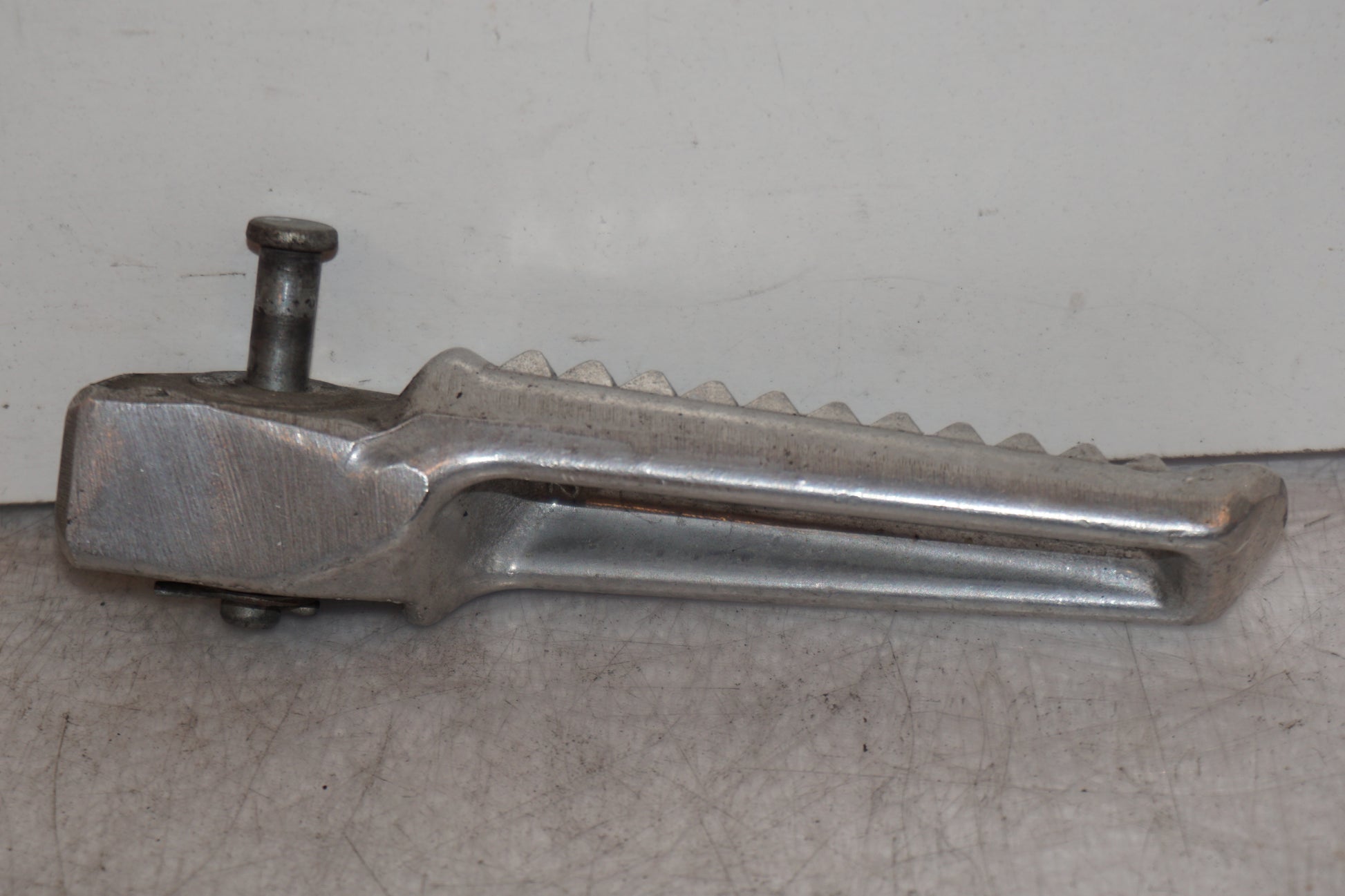 Baksidan på Fotpinne från en Honda VFR 800 -1998 motorcykel.