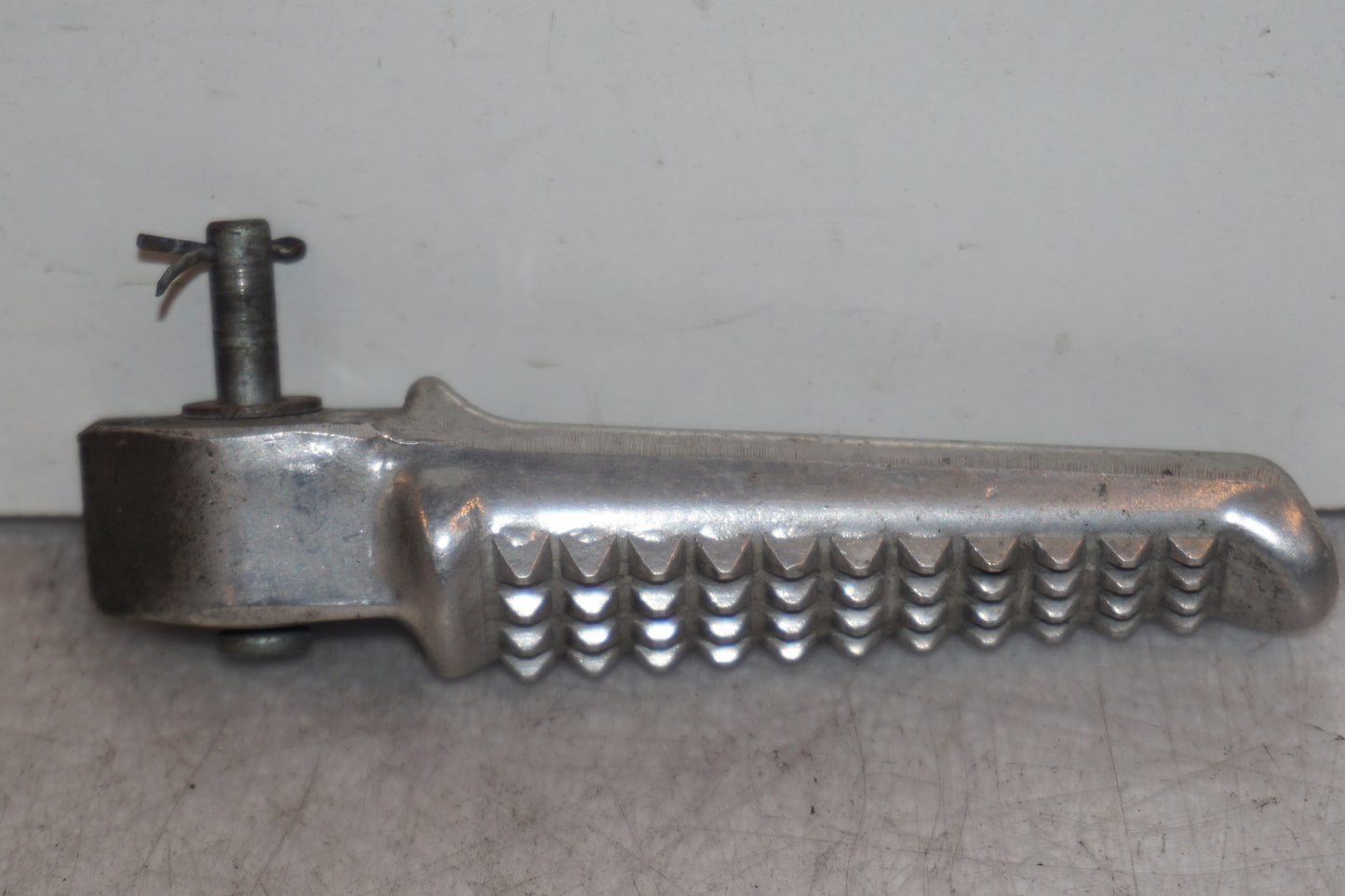 Vänster sida på Fotpinne från en Honda VFR 800 -1998 motorcykel.