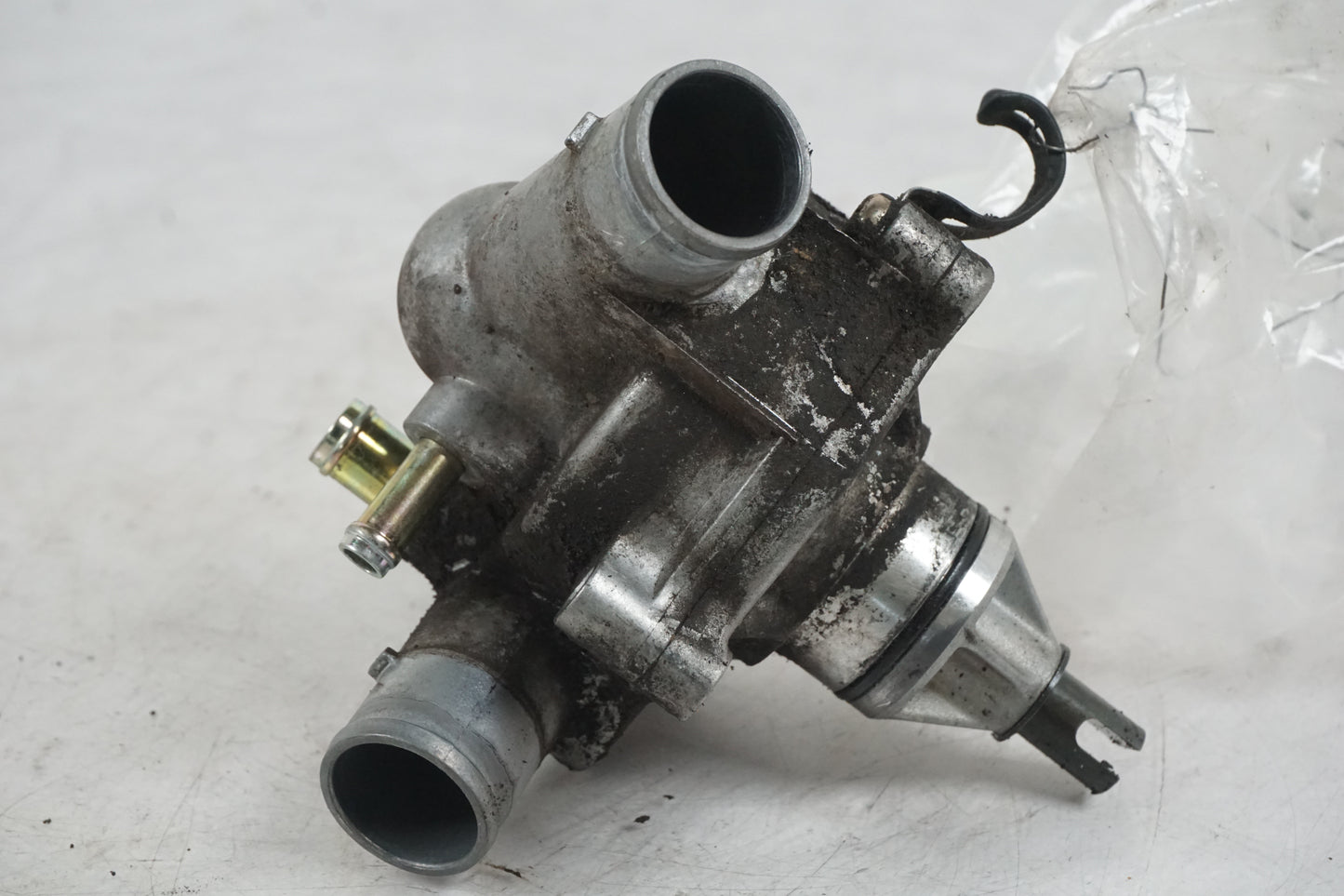 Baksidan på Vattenpump från en Suzuki GSX-R 600 -2004 motorcykel.