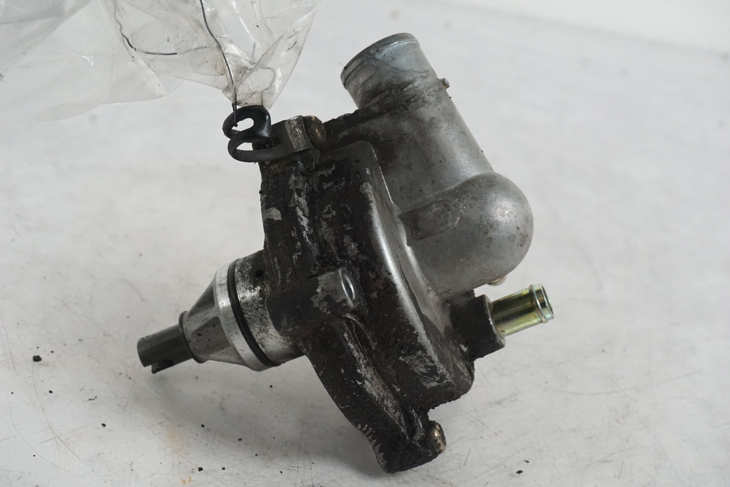 Höger sida på Vattenpump från en Suzuki GSX-R 600 -2004 motorcykel.