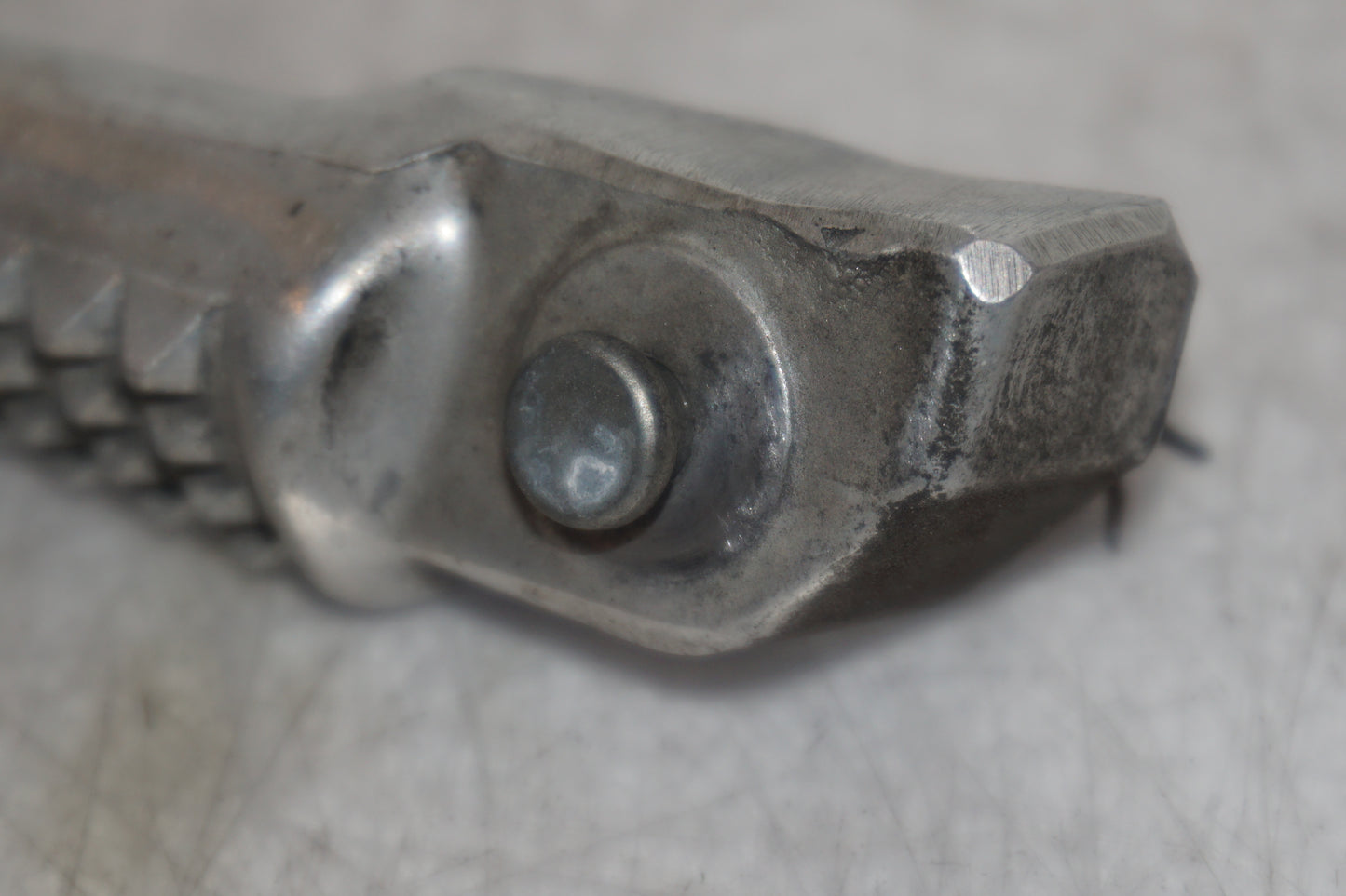 Snett nerifrån på Fotpinne från en Honda VFR 800 -1998 motorcykel.