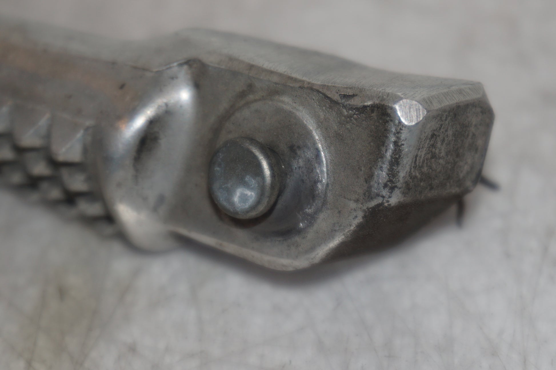 Snett nerifrån på Fotpinne från en Honda VFR 800 -1998 motorcykel.