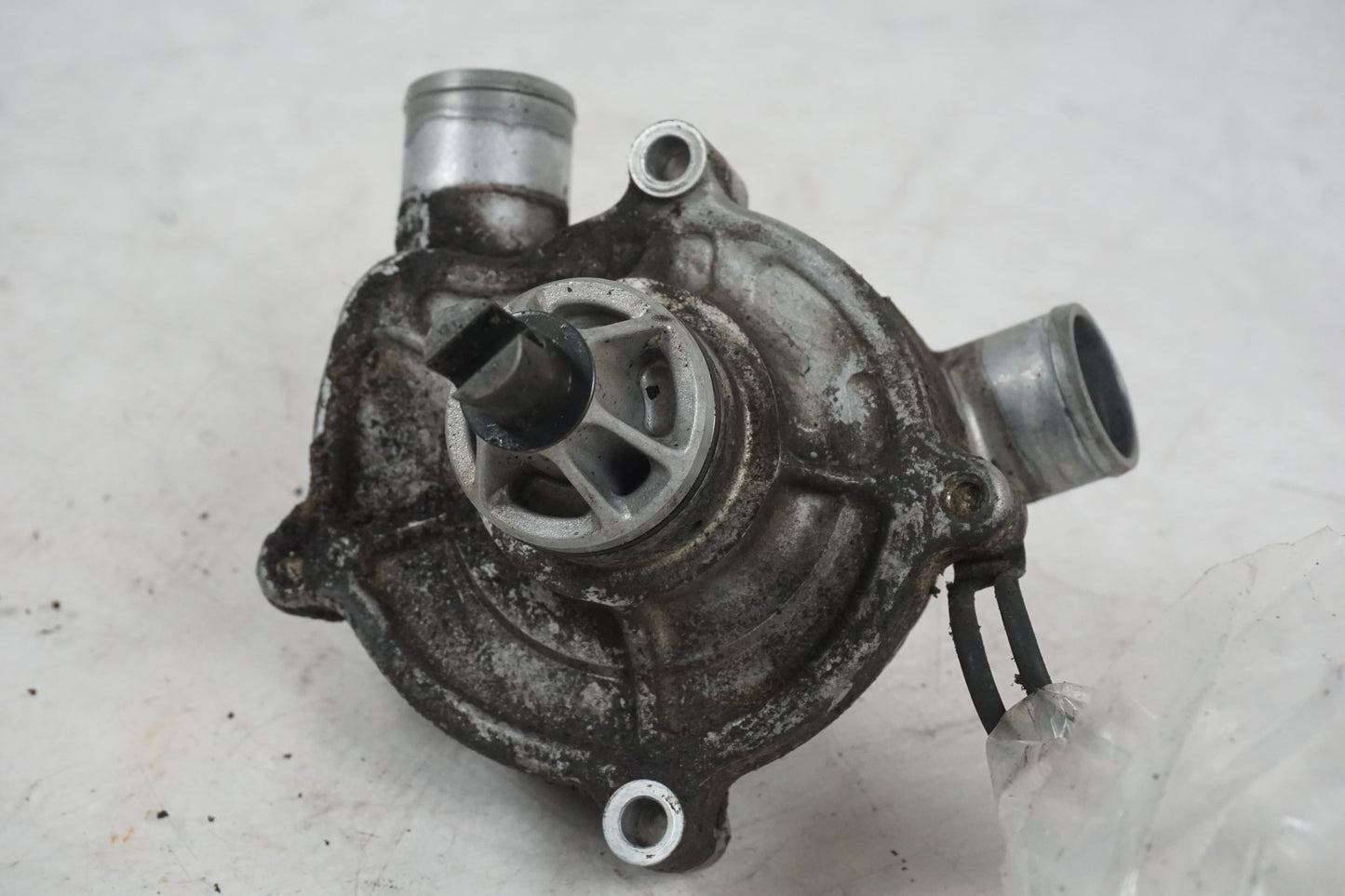 Vänster sida på Vattenpump från en Suzuki GSX-R 600 -2004 motorcykel.