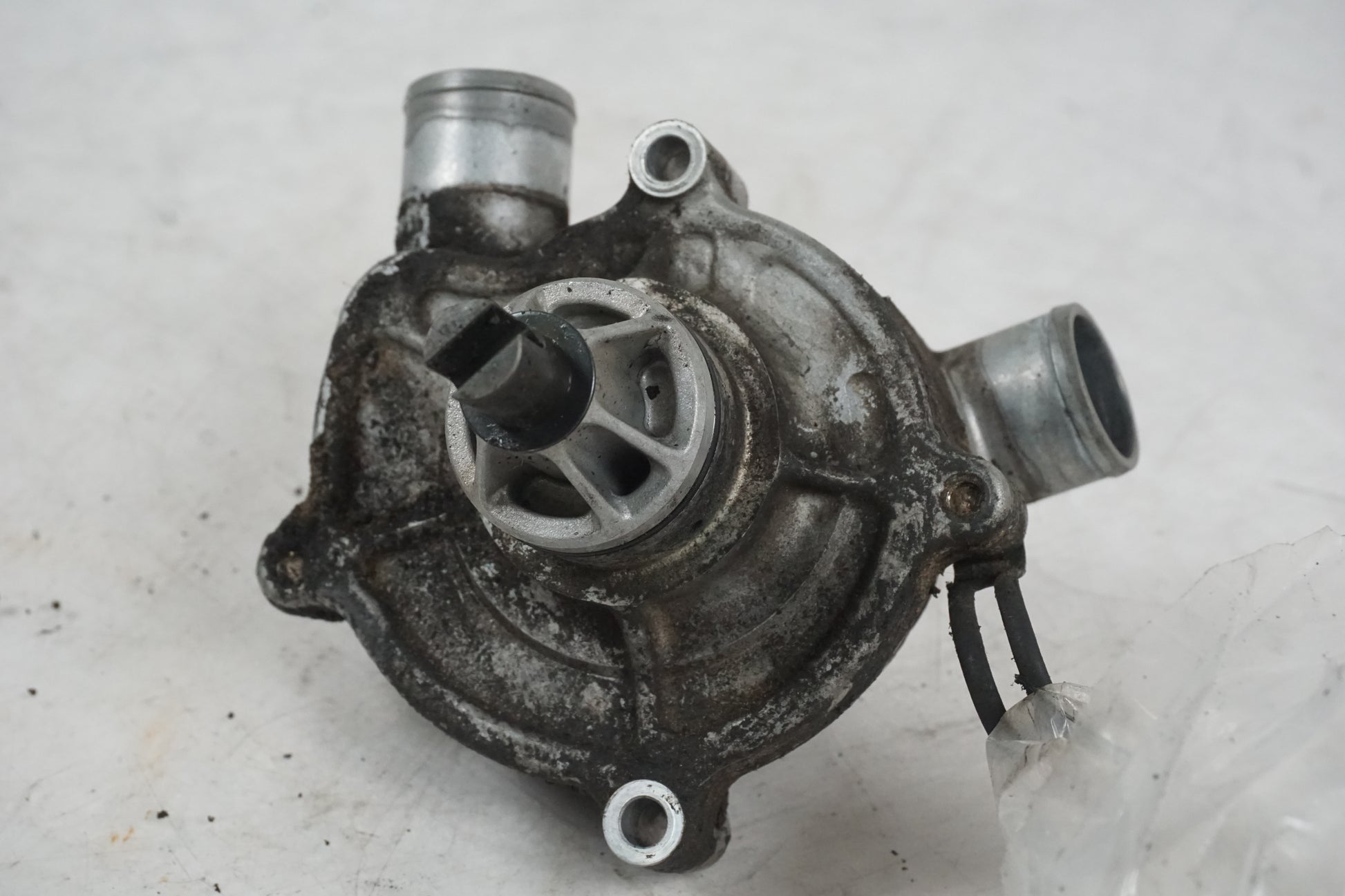 Vänster sida på Vattenpump från en Suzuki GSX-R 600 -2004 motorcykel.