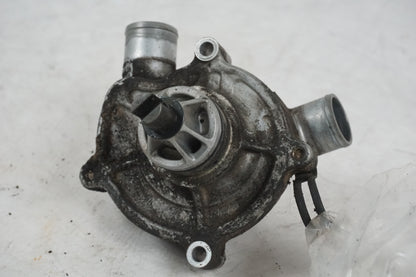 Vänster sida på Vattenpump från en Suzuki GSX-R 600 -2004 motorcykel.
