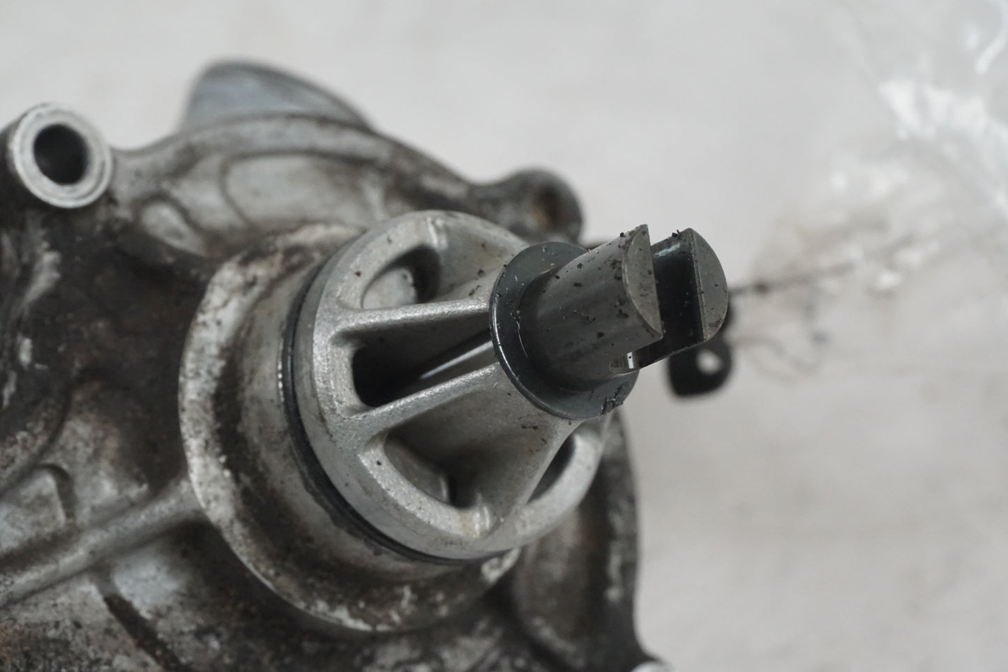 Snett uppifrån på Vattenpump från en Suzuki GSX-R 600 -2004 motorcykel.