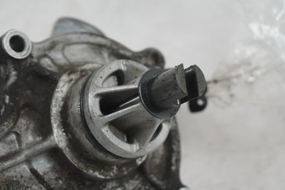 Snett uppifrån på Vattenpump från en Suzuki GSX-R 600 -2004 motorcykel.