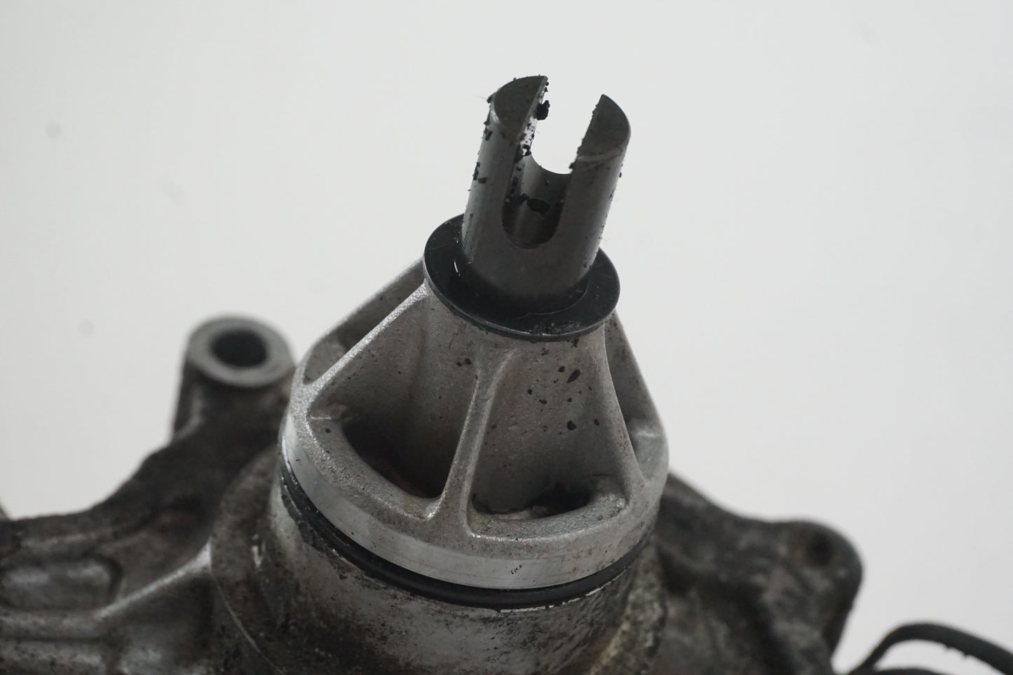 Snett nerifrån på Vattenpump från en Suzuki GSX-R 600 -2004 motorcykel.