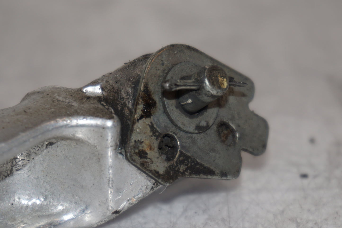 Snett nerifrån på Fotpinne från en Honda CBR 600 -2002 motorcykel.