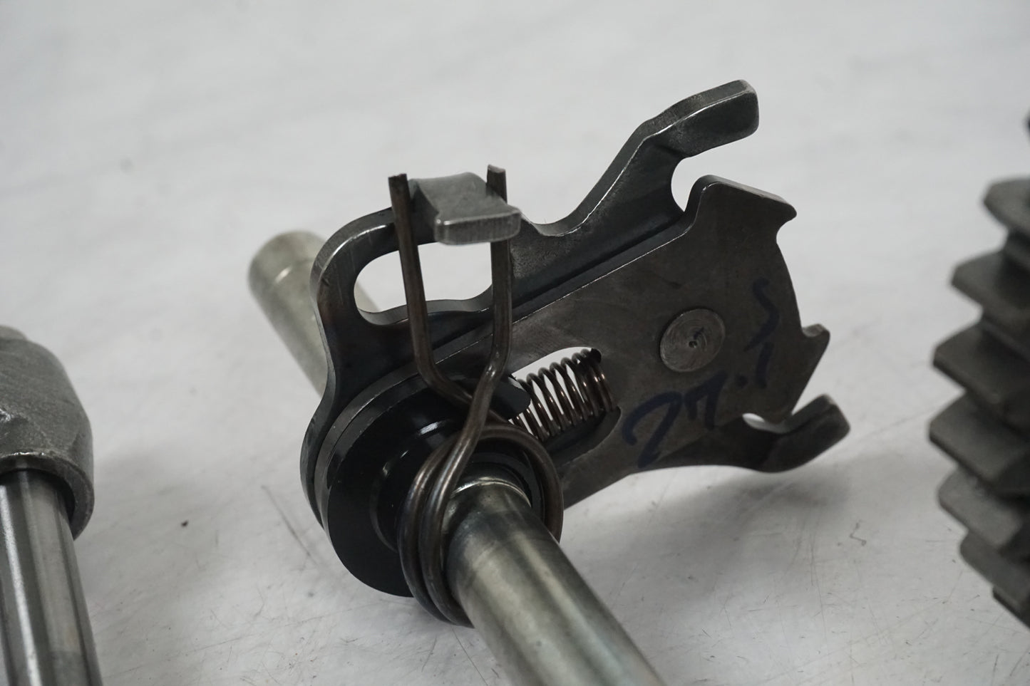 Vänster sida på Växellåda från en KTM RC 390 -2019 motorcykel.