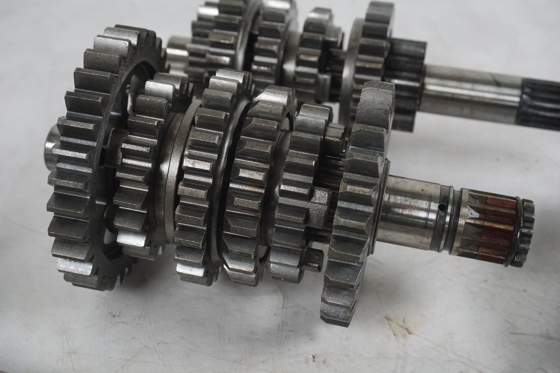 Snett uppifrån på Växellåda från en KTM RC 390 -2019 motorcykel.