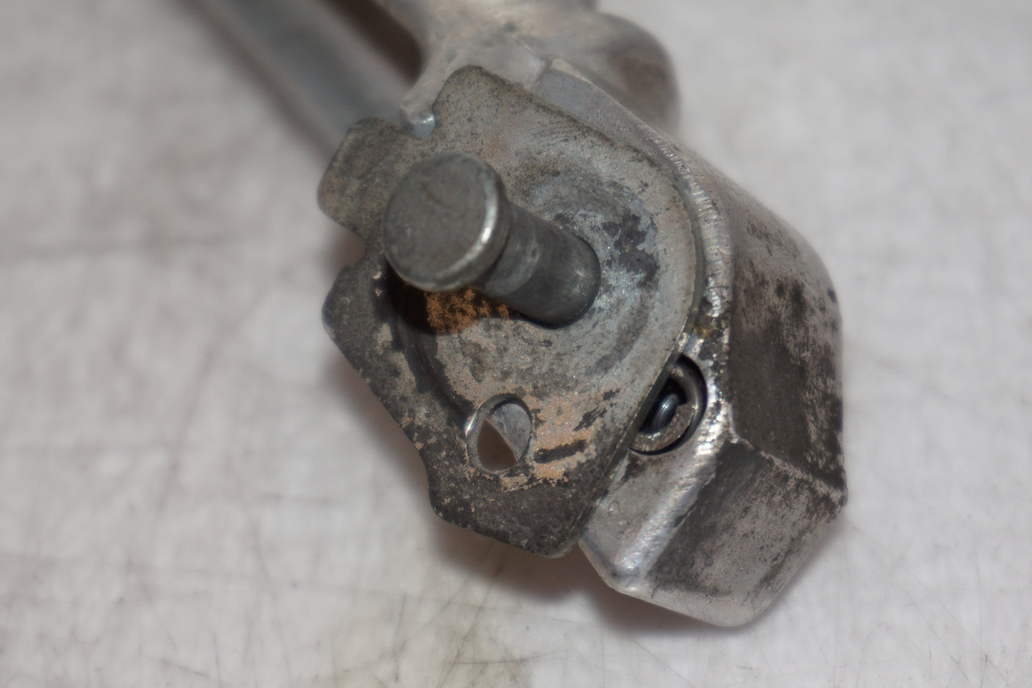 Snett nerifrån på Fotpinne från en Honda CBR 1100 XX -2001 motorcykel.