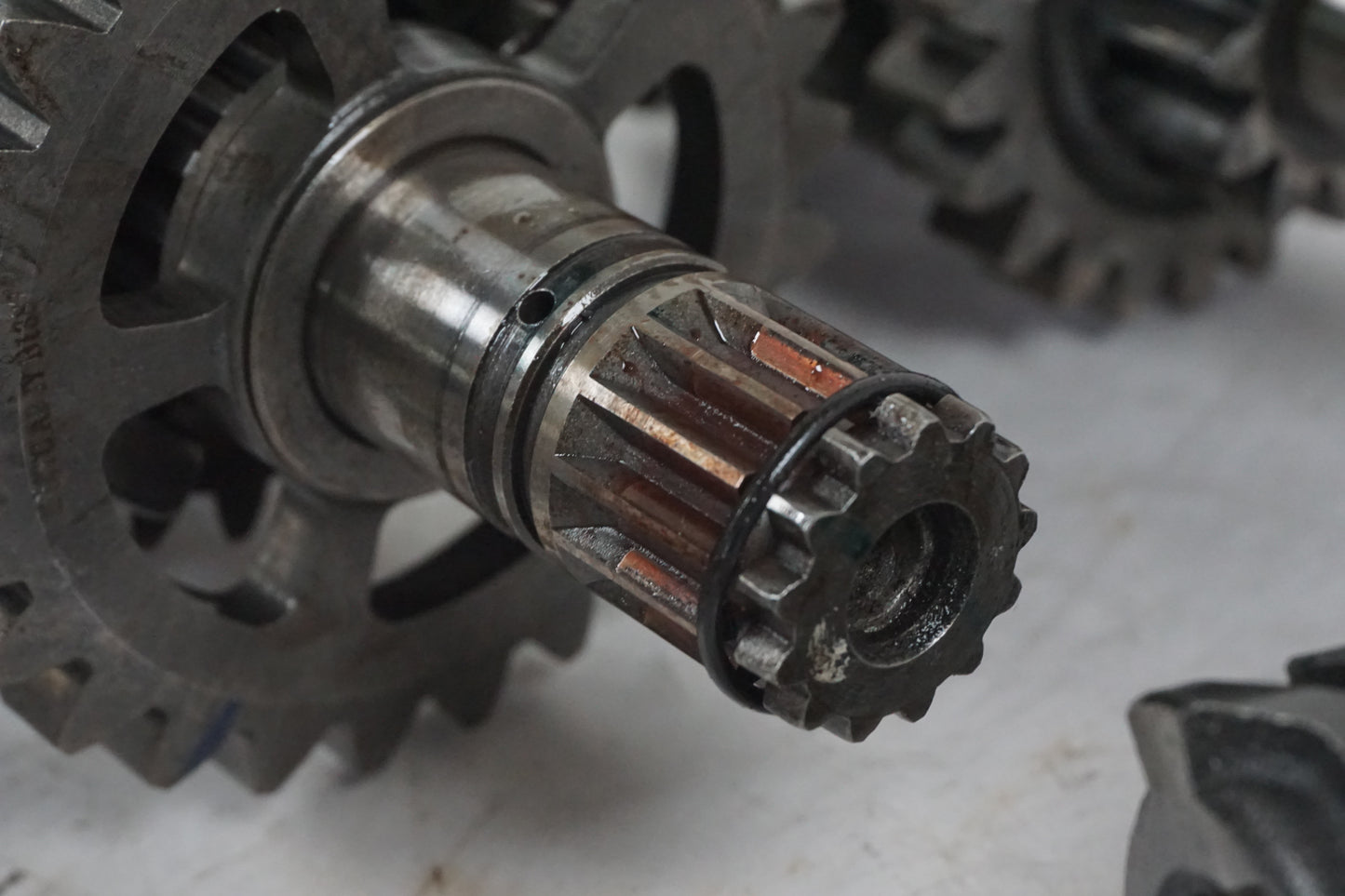 Snett nerifrån på Växellåda från en KTM RC 390 -2019 motorcykel.