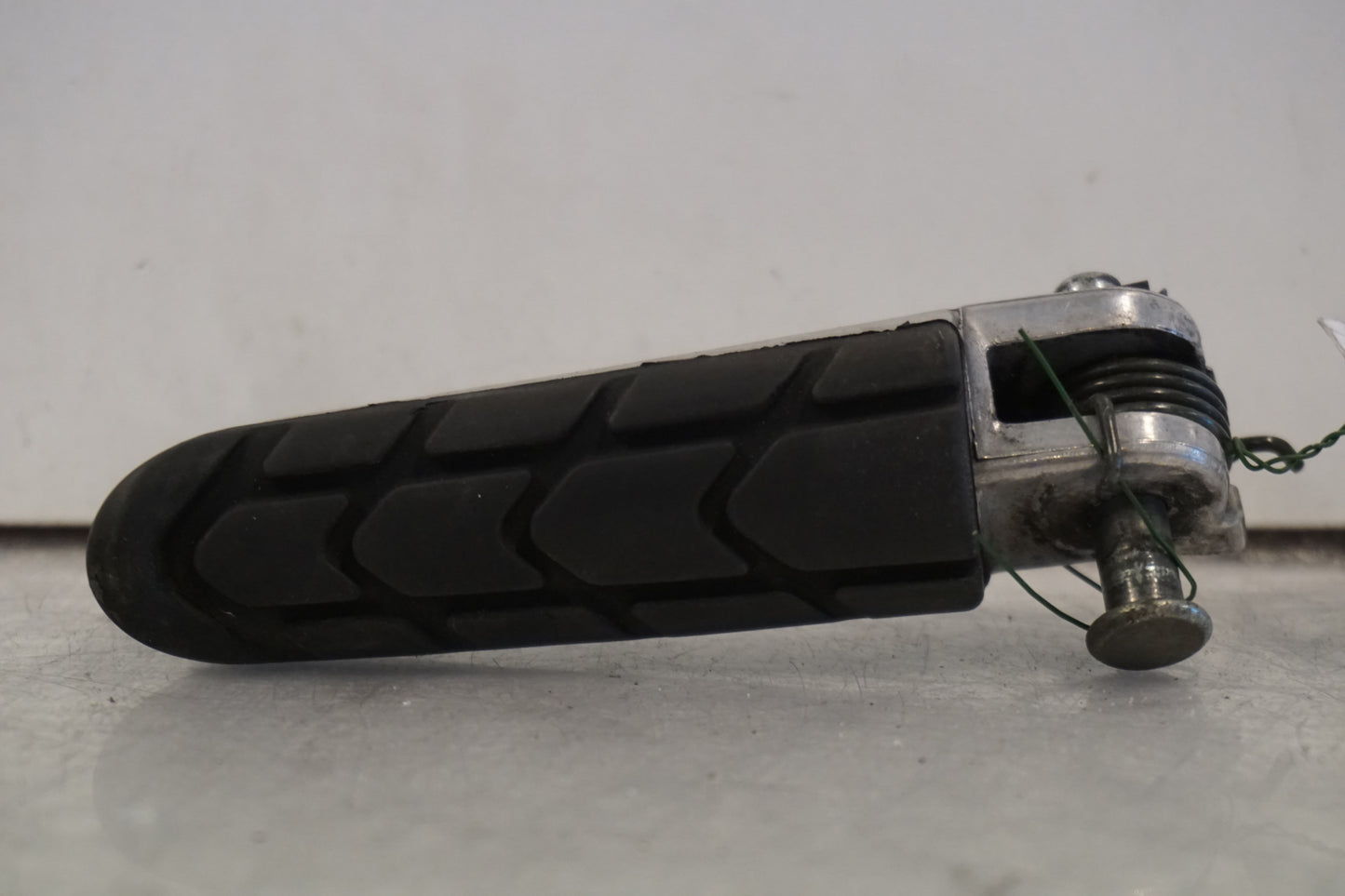 Vänster sida på Fotpinne från en Honda CBR 1100 XX -2000 motorcykel.