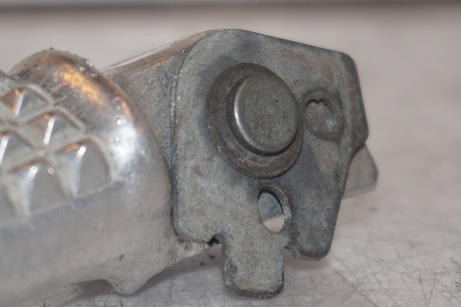 Snett nerifrån på Fotpinne från en Honda CBR 600 -1993 motorcykel.