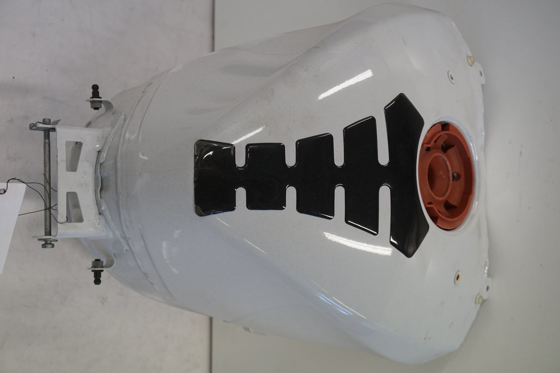 Framsidan på Bensintank från en BMW S 1000 R -2015 motorcykel.