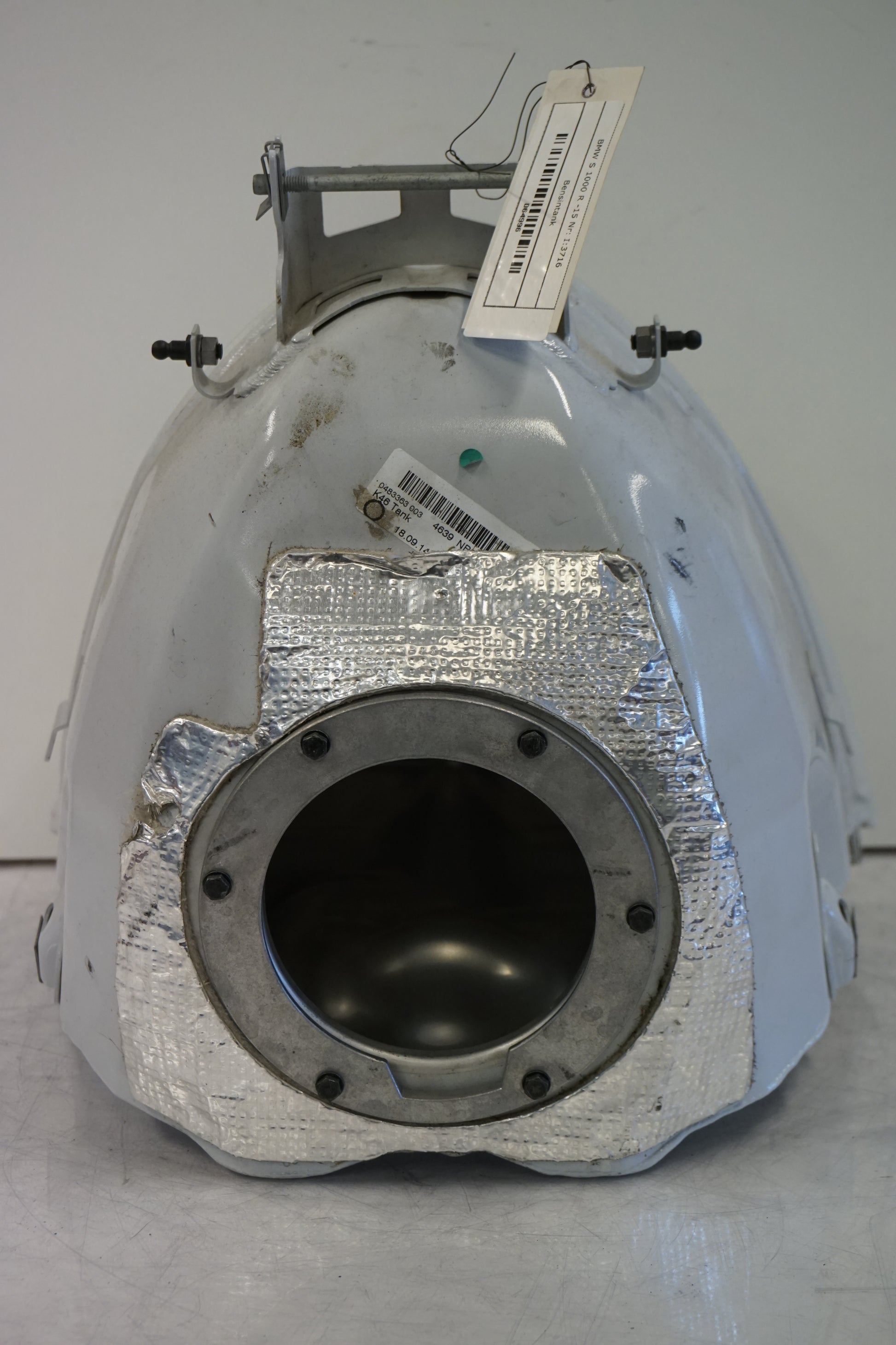 Baksidan på Bensintank från en BMW S 1000 R -2015 motorcykel.