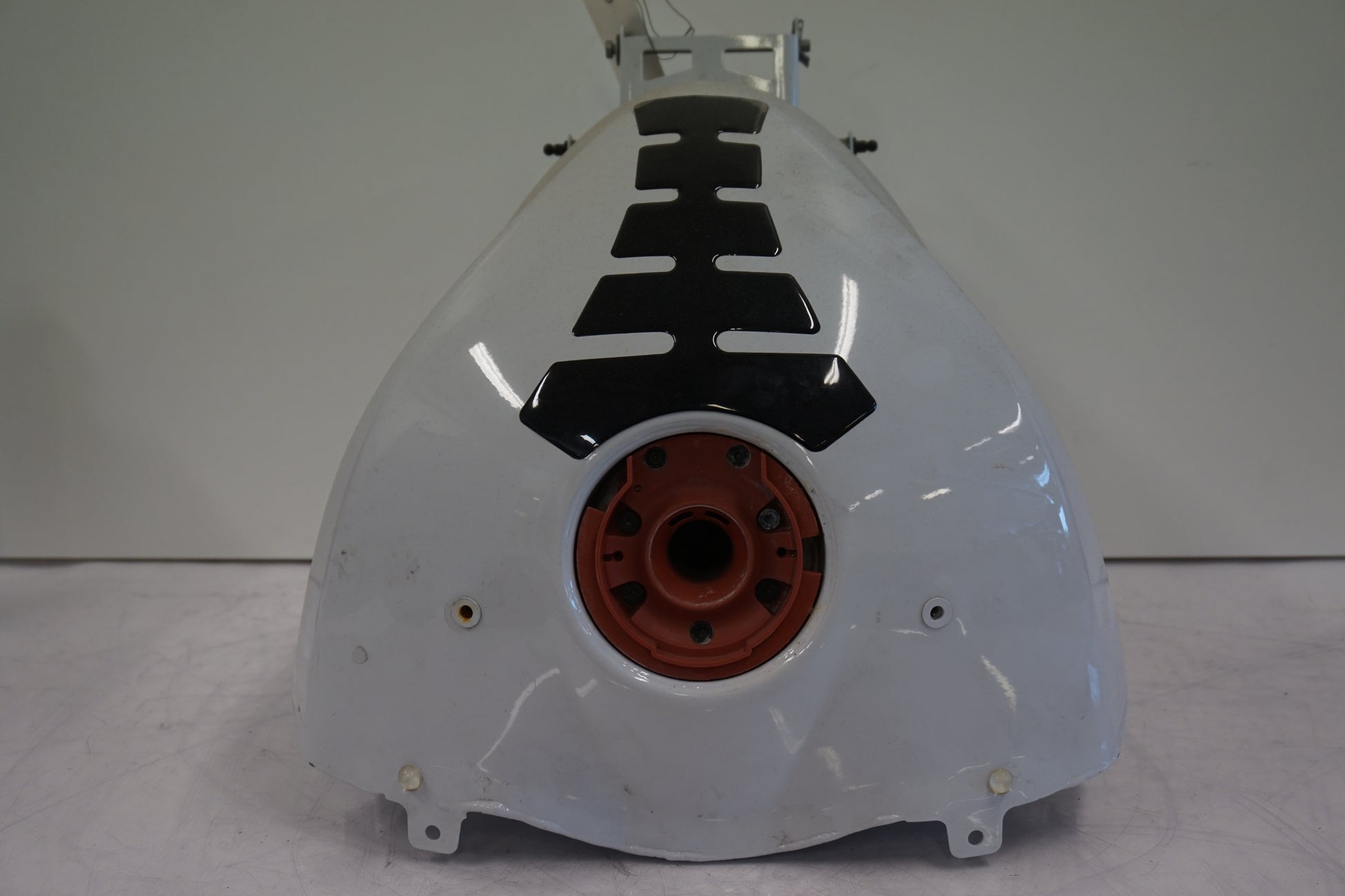 Vänster sida på Bensintank från en BMW S 1000 R -2015 motorcykel.