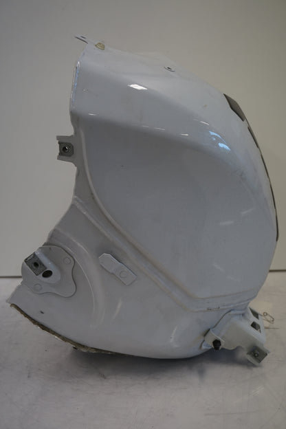 Snett nerifrån på Bensintank från en BMW S 1000 R -2015 motorcykel.