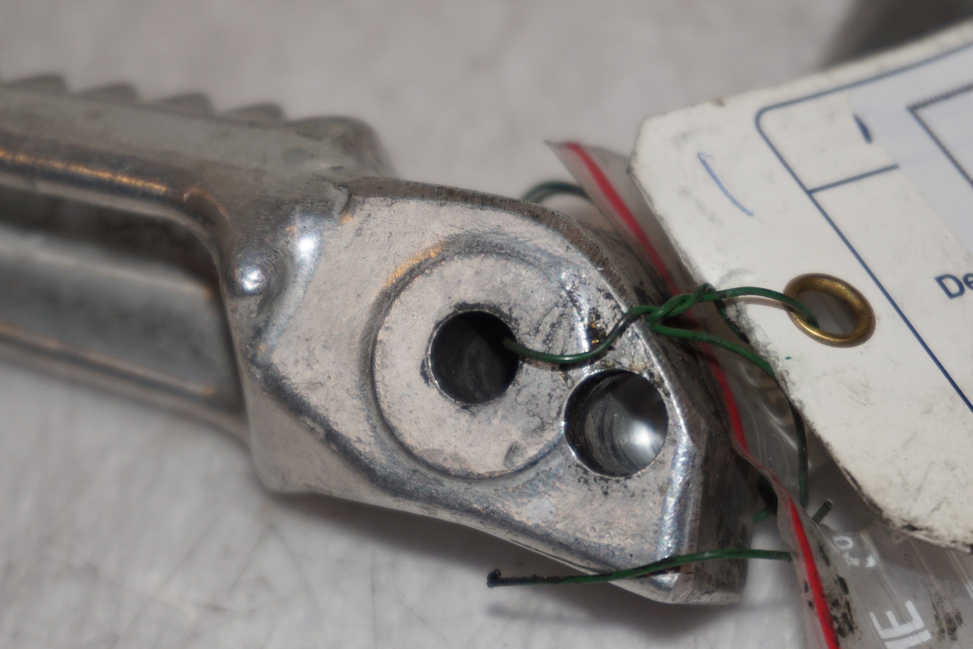 Snett nerifrån på Fotpinne från en Honda CBR 1100 XX -1998 motorcykel.