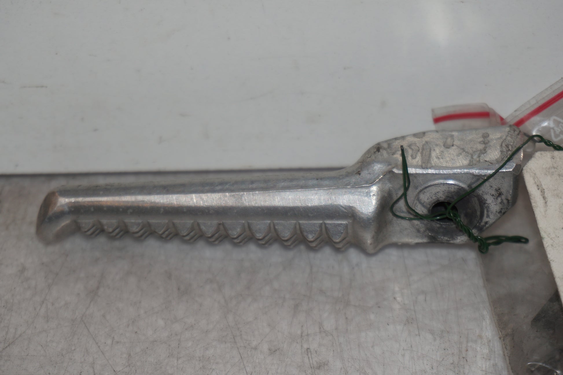 Vänster sida på Fotpinne från en Honda CBR 1100 XX -1997 motorcykel.