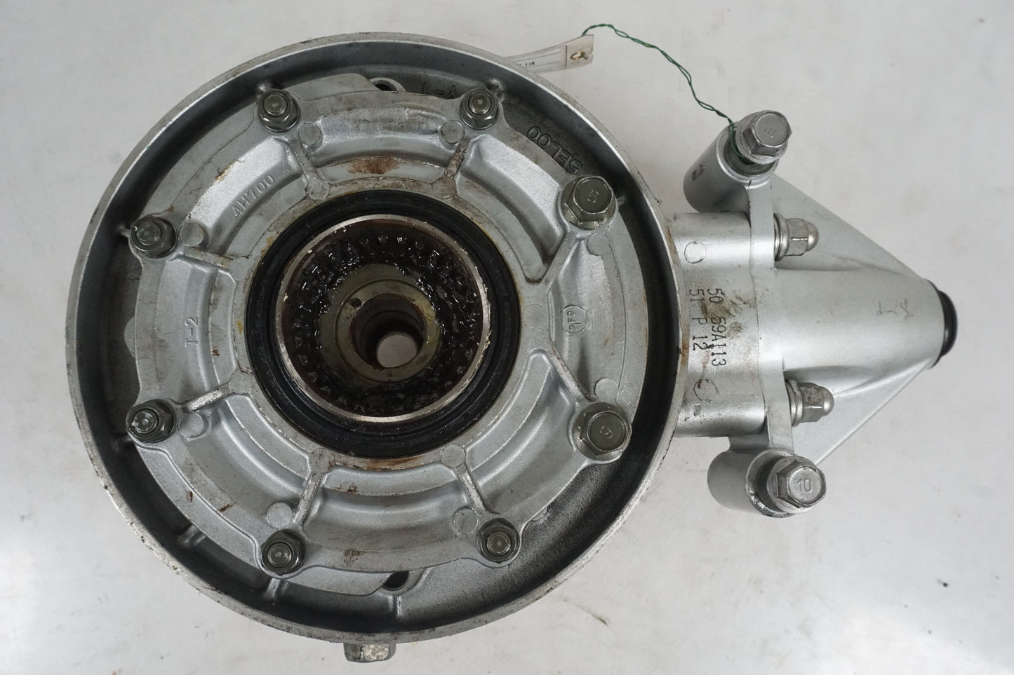 Snett uppifrån på Slutväxel från en Yamaha XVS 1100 -2001 motorcykel.