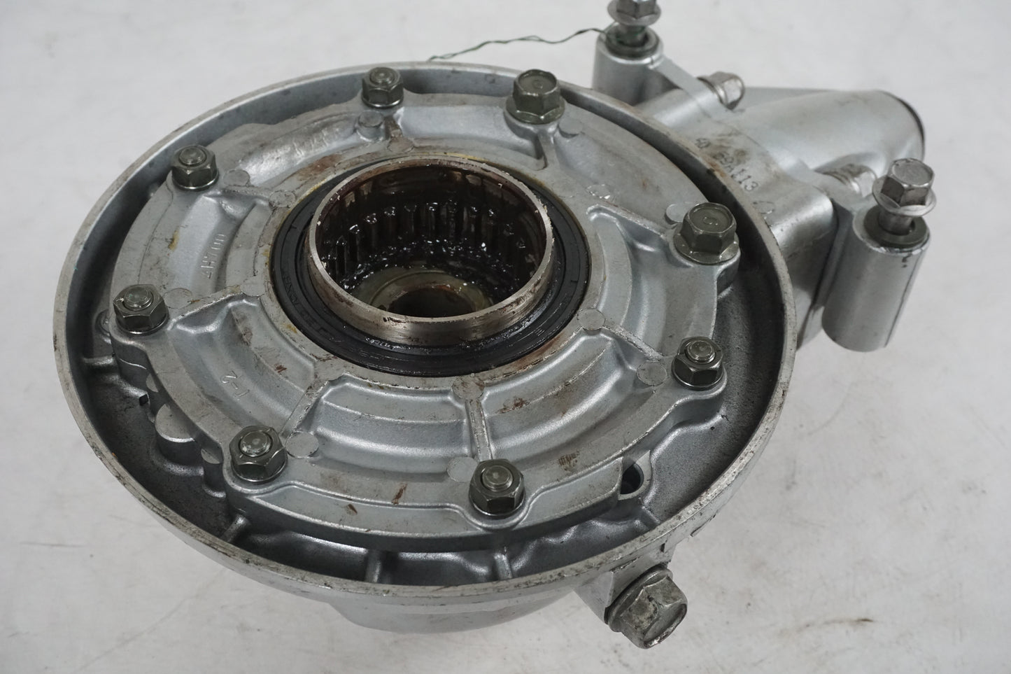 Snett nerifrån på Slutväxel från en Yamaha XVS 1100 -2001 motorcykel.