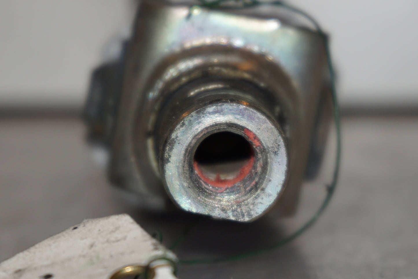 Snett nerifrån på Fotpinne från en Kawasaki ZX-9R -1997 motorcykel.